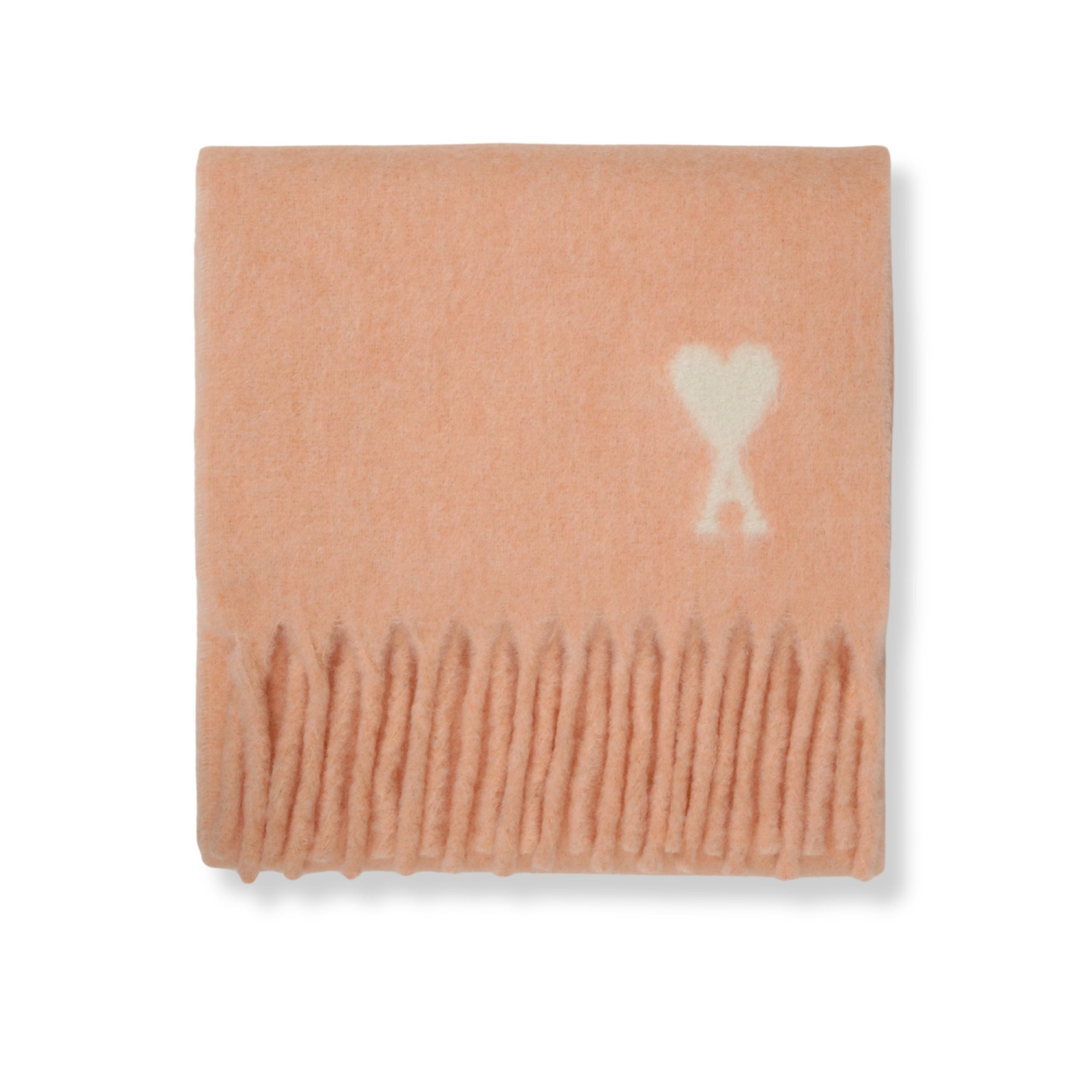 Sciarpa in misto alpaca. bordi con frangine e dettaglio con logo ami paris sul fronte.