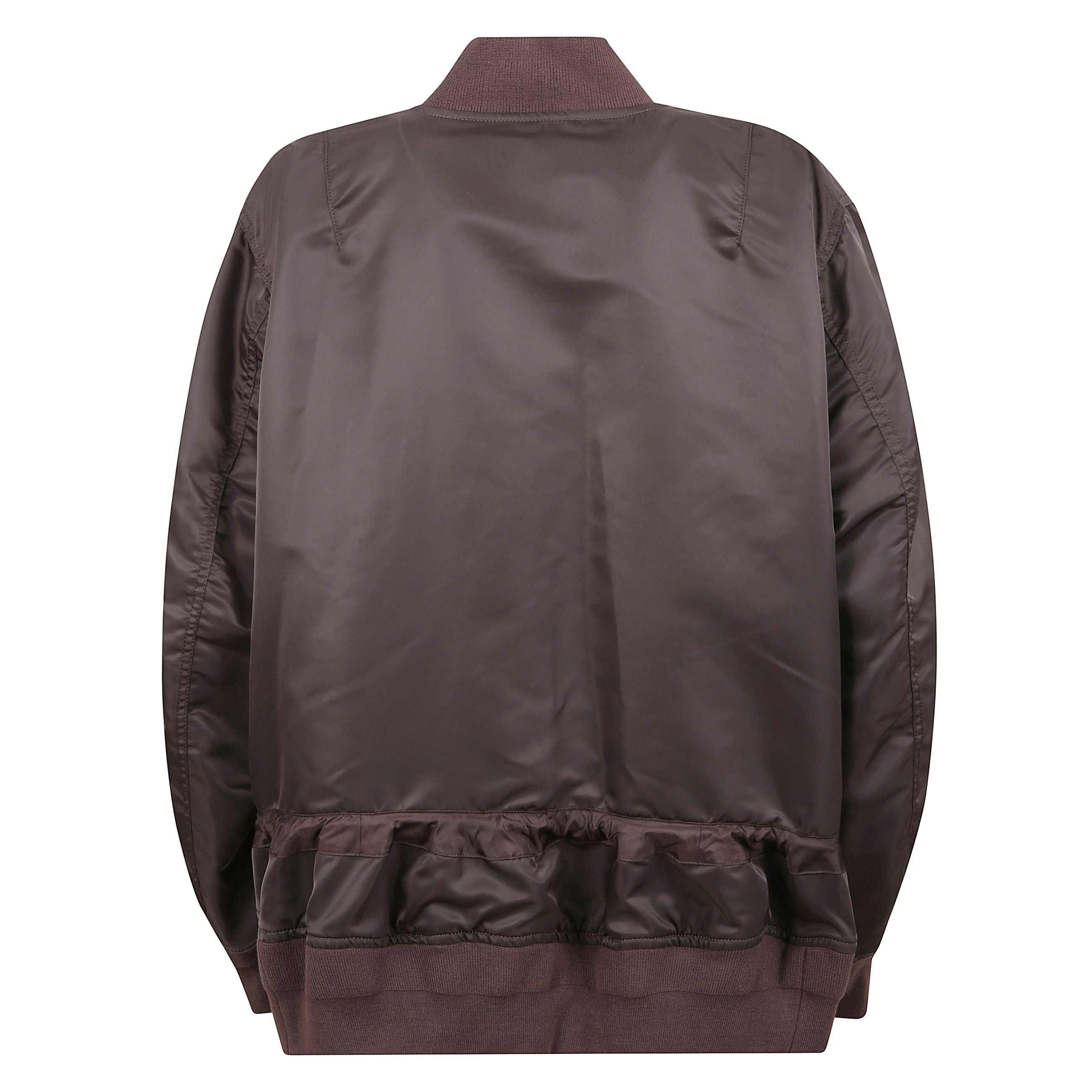 Bomber in tessuto lucido. orli e polsini a costine. tasche a filetto sul davanti e larga tasca a marsupio frontale. tasca sulla manica applicata con zip. coulisse sul fondo per regolazione vestibilità .