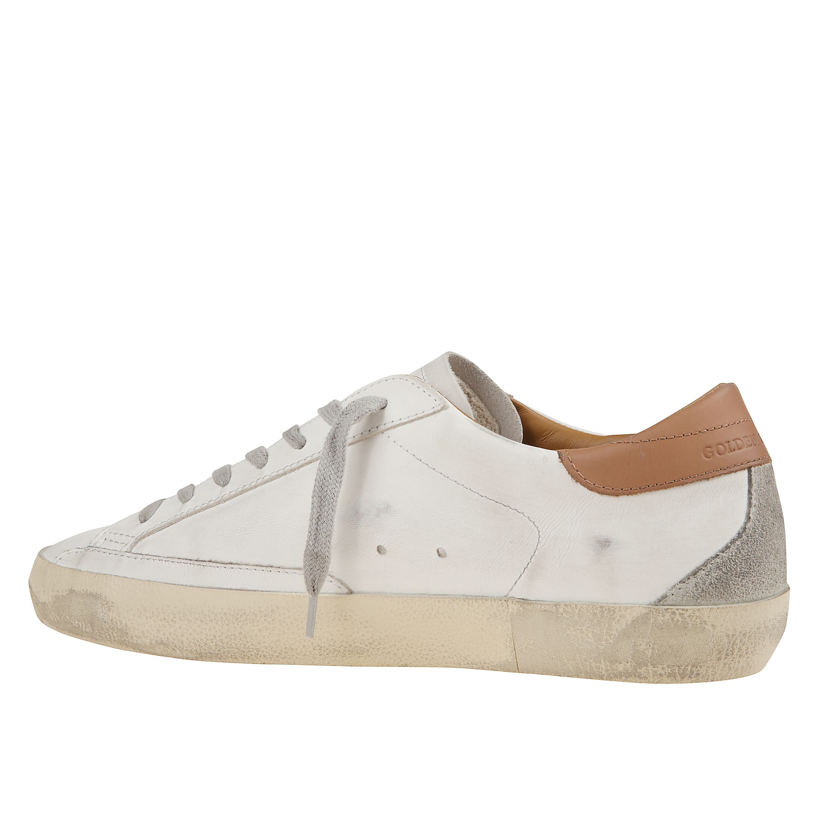 Sneaker in pelle bianca con trattamento vintage. suola in gomma e lacci in tinta grigio ghiaccio. stella in suede color grigio ghiaccio sul lato. talloncino in pelle marrone chiaro. inserto sul retro in suede grigio ghiaccio.