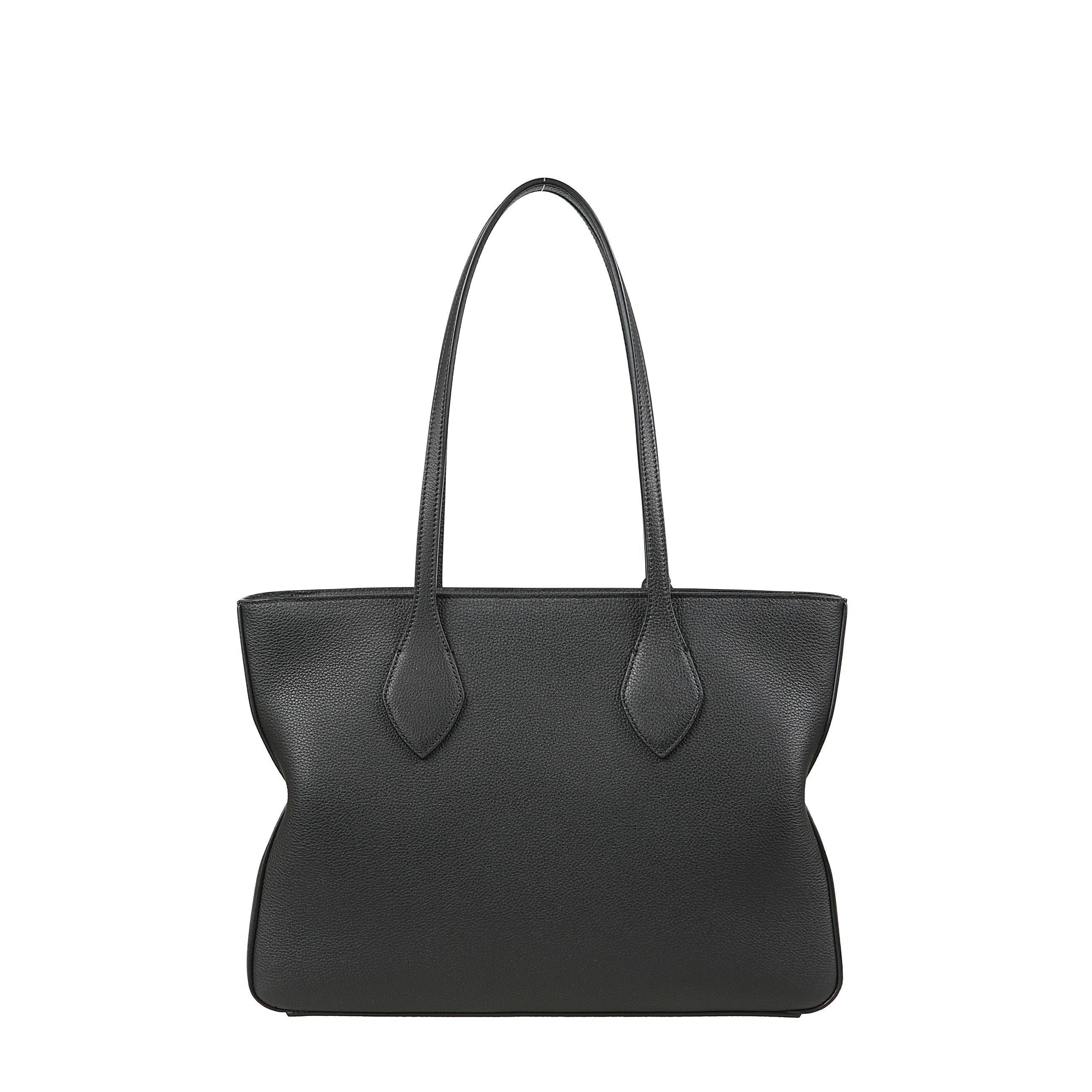 Tote bag (m) in pelle a grana con due manici ricoperti in pelle ,targhetta dorata e charm portachiavi. presenta un interno foderato in tessuto e completato da tasca piatta.