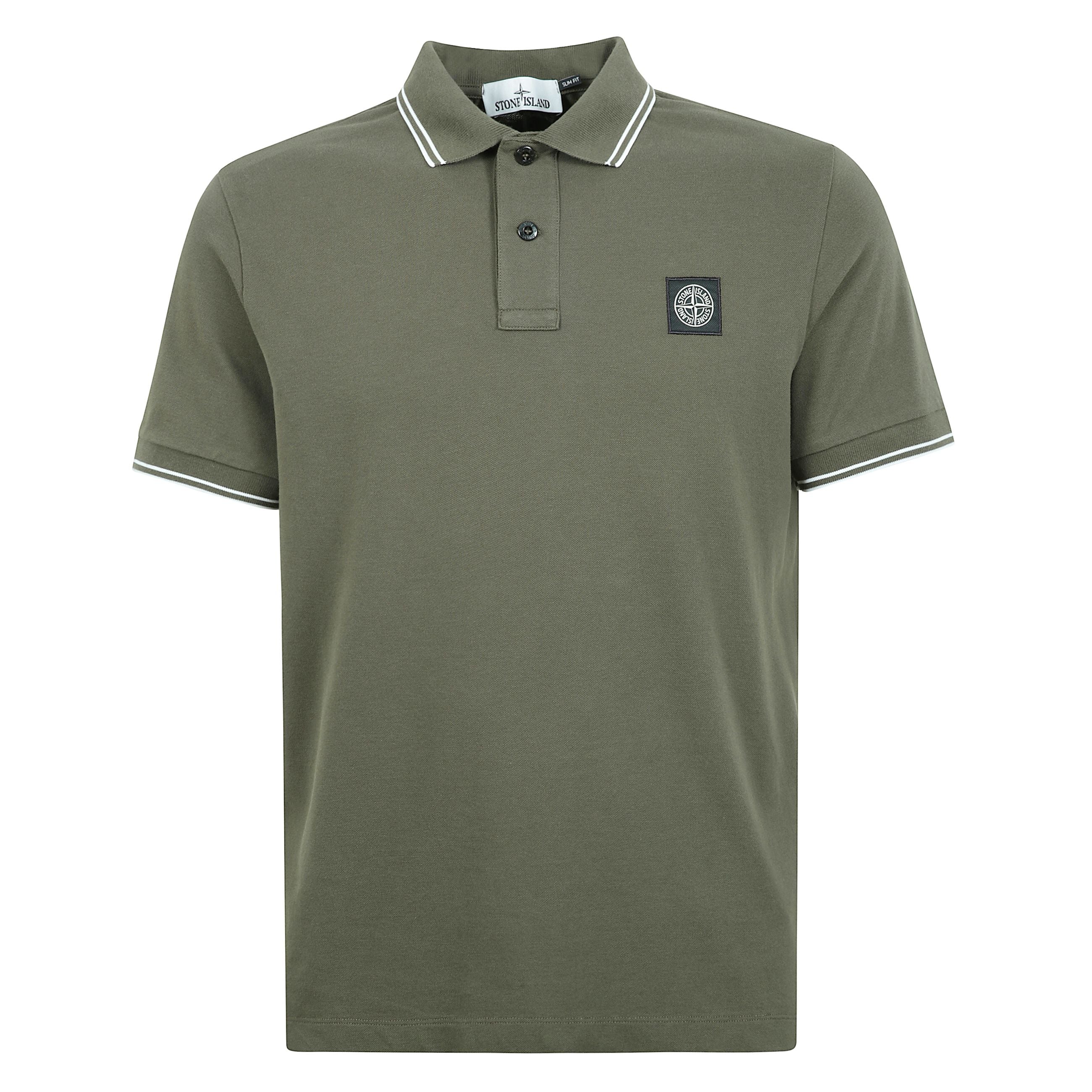 Polo a maniche corte modello classico in cotone. chiusura con due bottoni frontali tono su tono. bordi di collo e maniche in costina con doppia riga a contrasto. logo del brand stone island applicato sul petto.