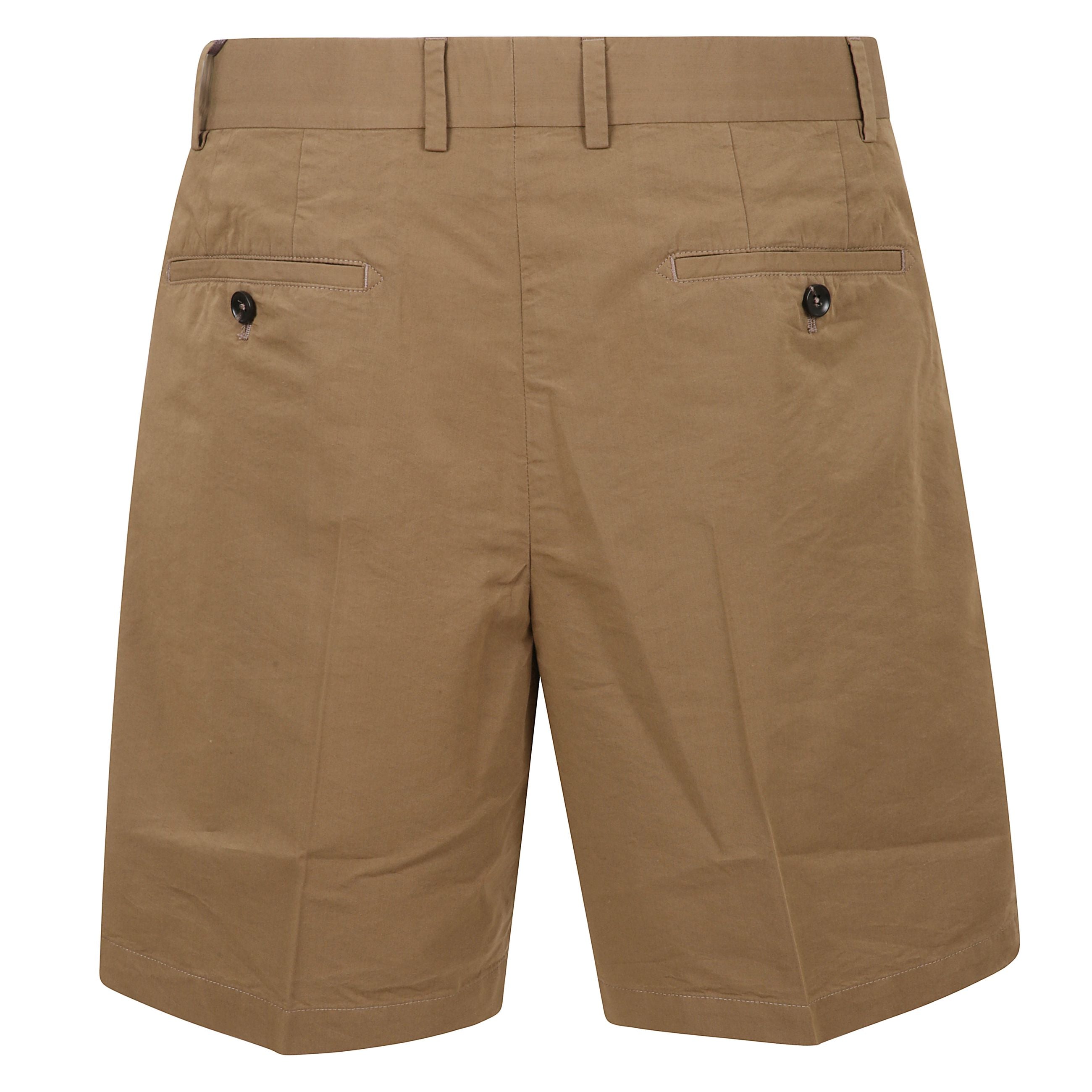 Shorts sartoriali con pences, chiusura nascosta frontale con bottone, gancio e zip, due tasche a filetto frontali e due tasche a filetto posteriori con bottone.