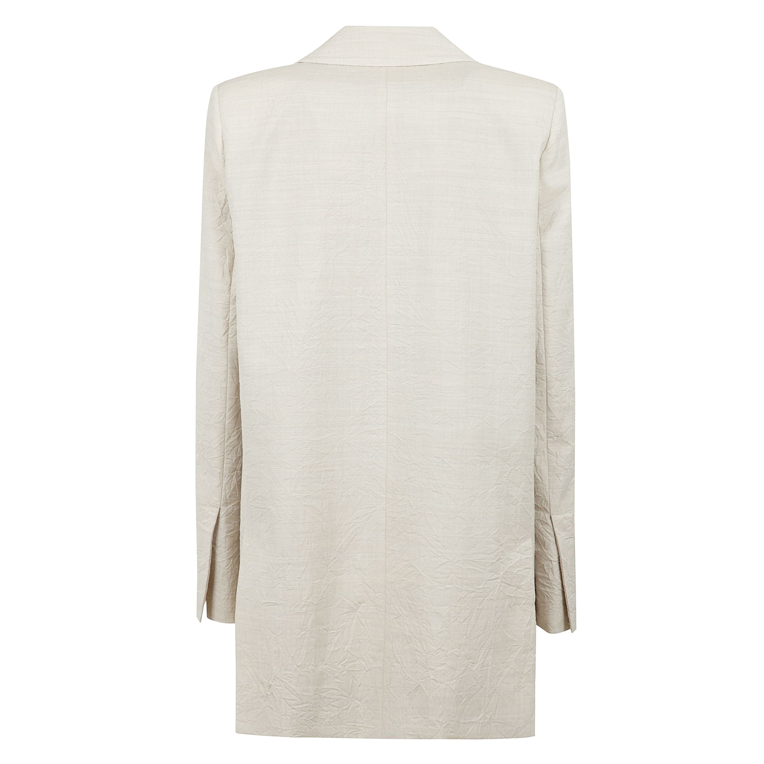 Blazer monopetto dalla linea allungata, realizzato in tela di pura lana dalla caratteristica texture effetto stropicciato. modello dal volume oversize con collo a rever, maniche lunghe a giro con spacchi alti sui polsi e tasche con patta applicata sul dav