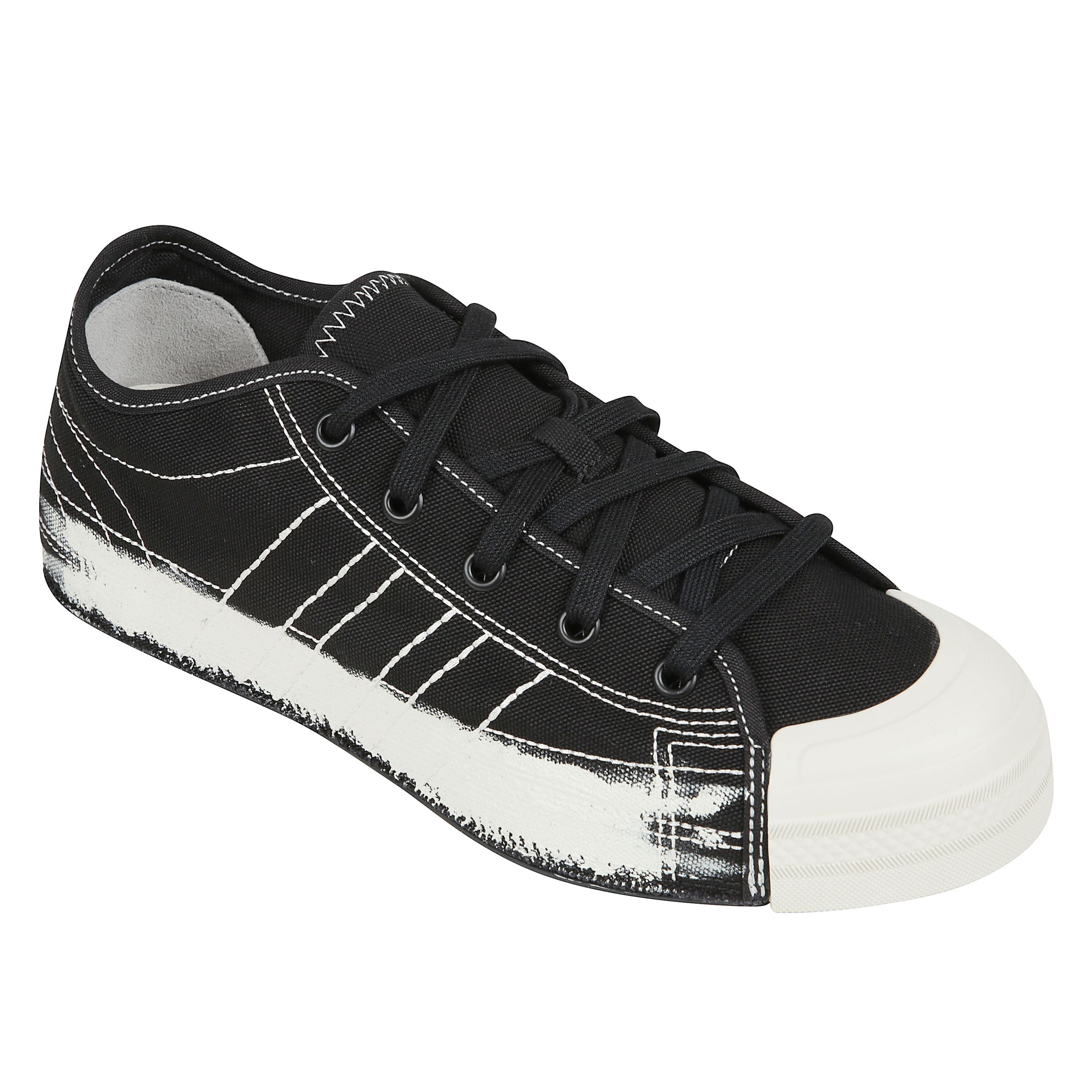 Y-3 nizza lo black/black/talc realizzate in canvas, punta tonda in gomma color crema, lacci tono su tono, cuciture a contrasto color crema, lettering "yohji yamamoto" sulla toppa del tallone
a contrasto. fodera in pelle scamosciata e tela.