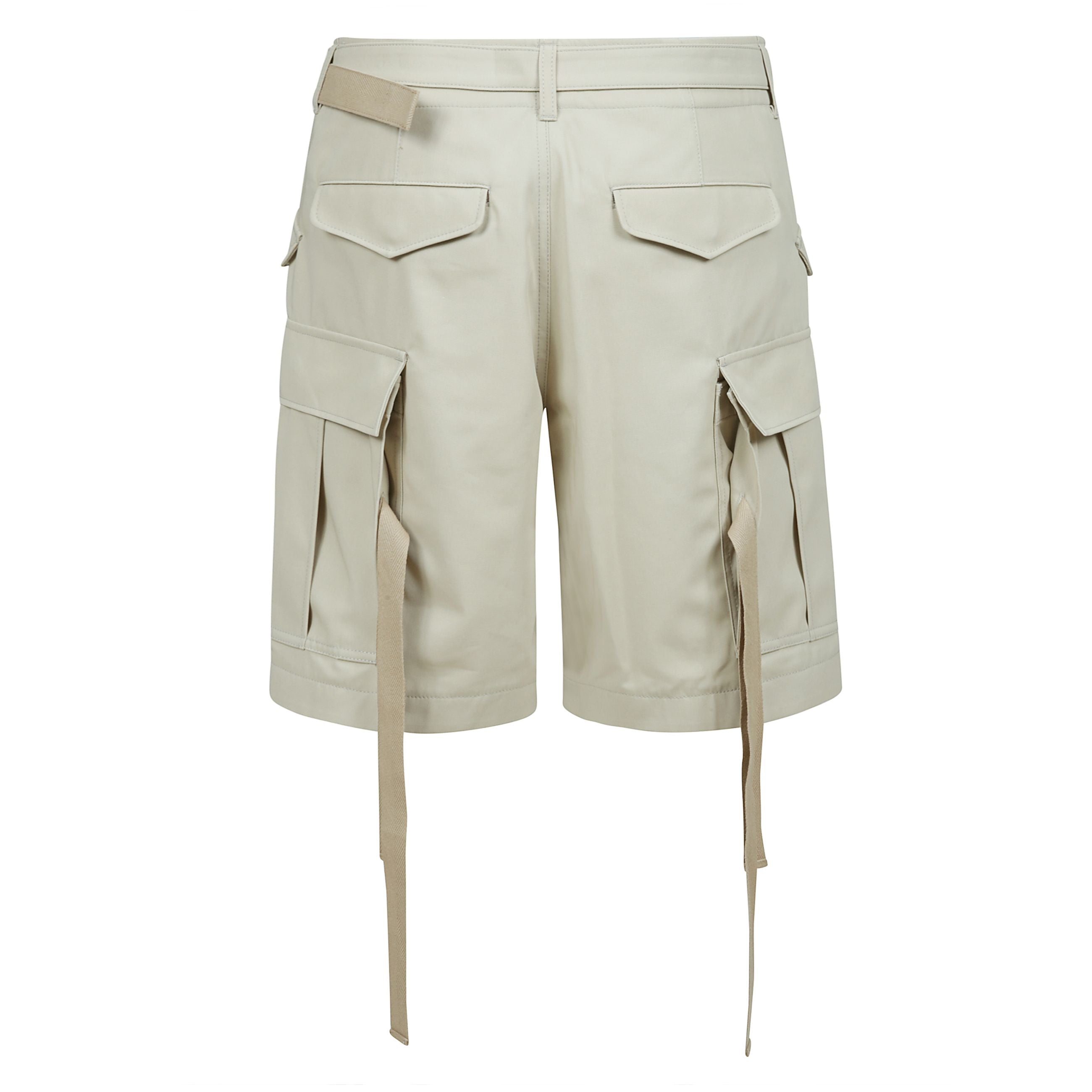 Bermuda sartoriali con cintura â eleganza e funzionalitÃ
esplora il perfetto equilibrio tra stile e praticità con questi bermuda sartoriali dal design sofisticato. realizzati in un tessuto pregiato, presentano una silhouette strutturata con dettagli f