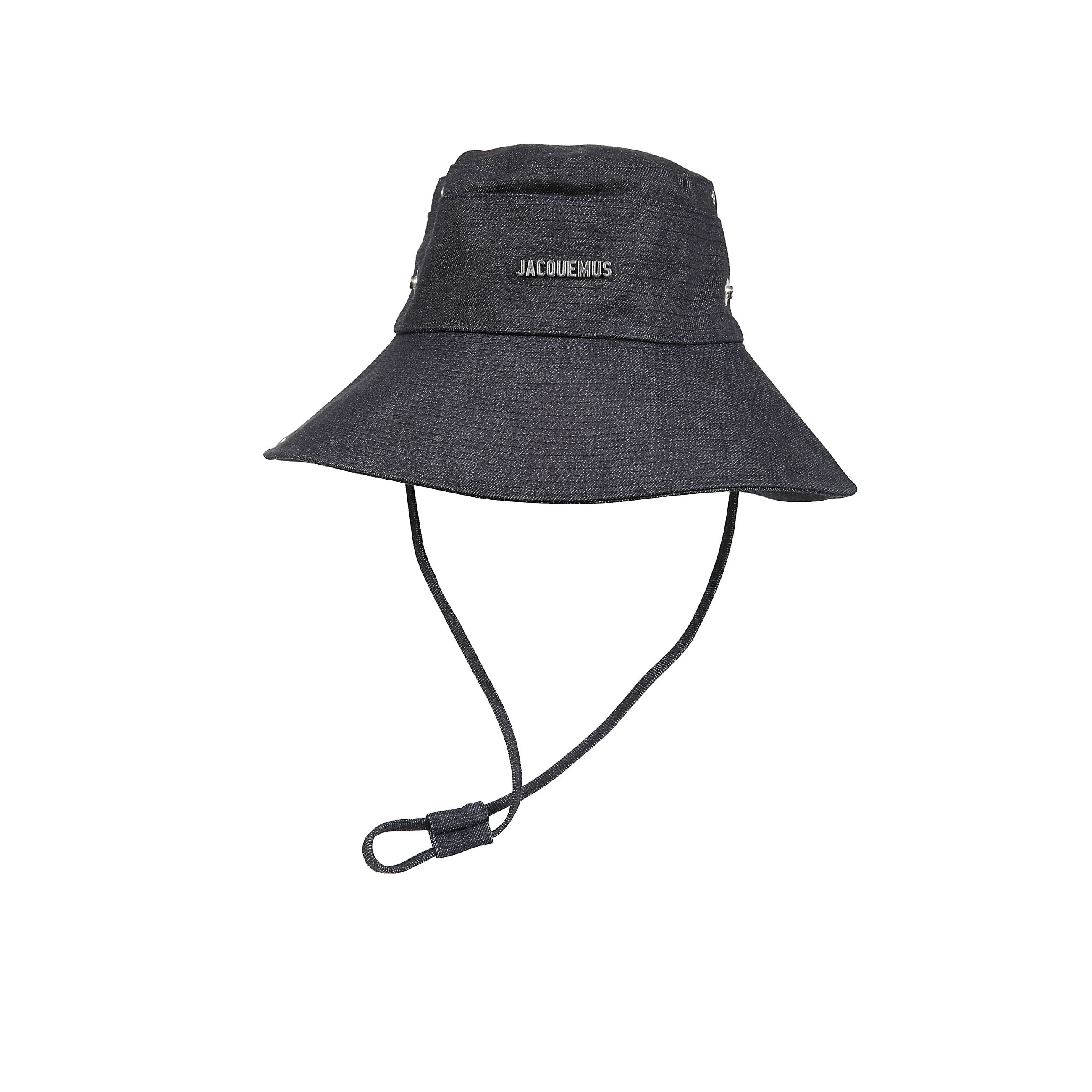 Le bob de-nimes cappello da pescatore in denim con cinturino lungo e regolabile, bottoni automatici laterali, coulisse a cerchio e quadrato sul retro e logo in metallo argentato