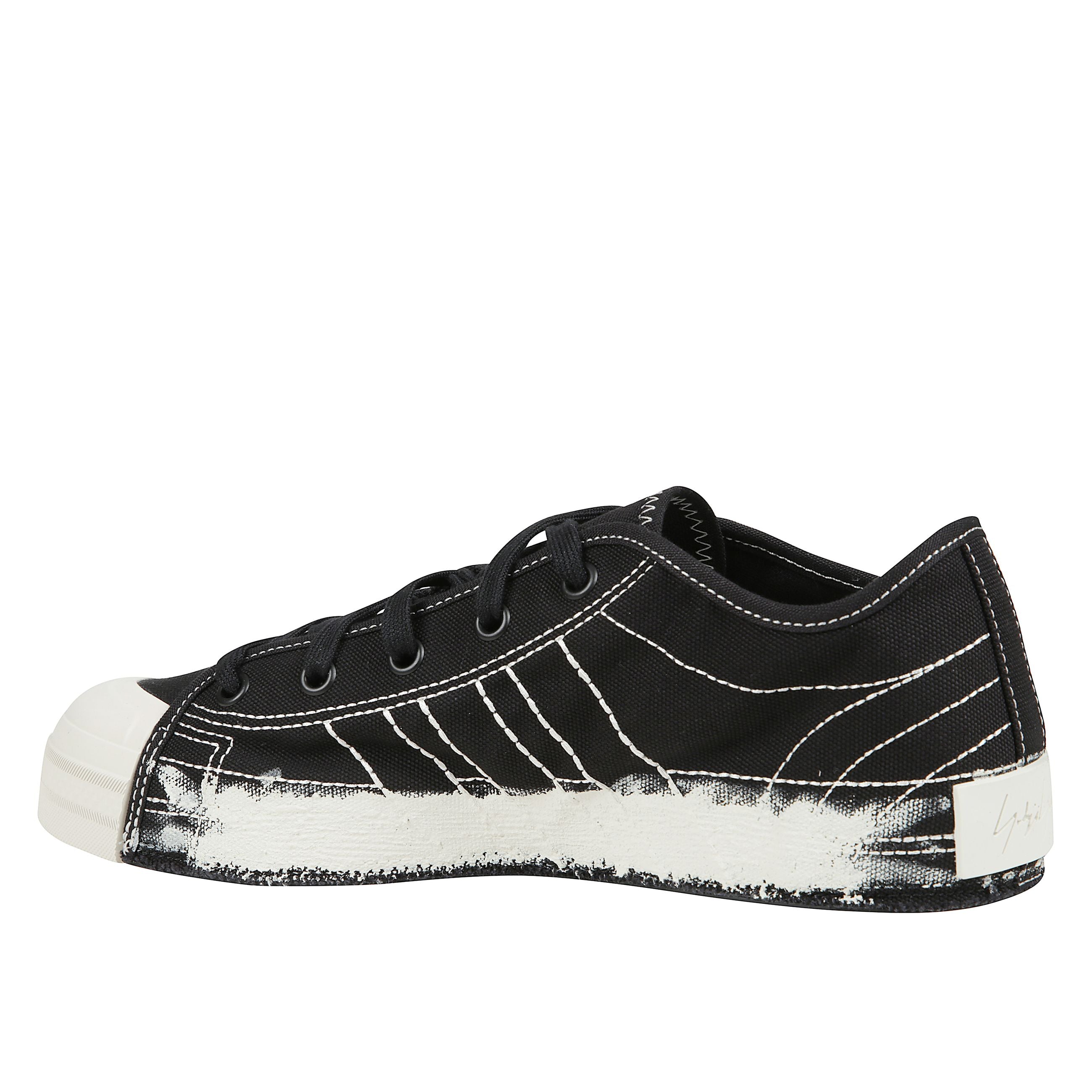 Y-3 nizza lo black/black/talc realizzate in canvas, punta tonda in gomma color crema, lacci tono su tono, cuciture a contrasto color crema, lettering "yohji yamamoto" sulla toppa del tallone
a contrasto. fodera in pelle scamosciata e tela.