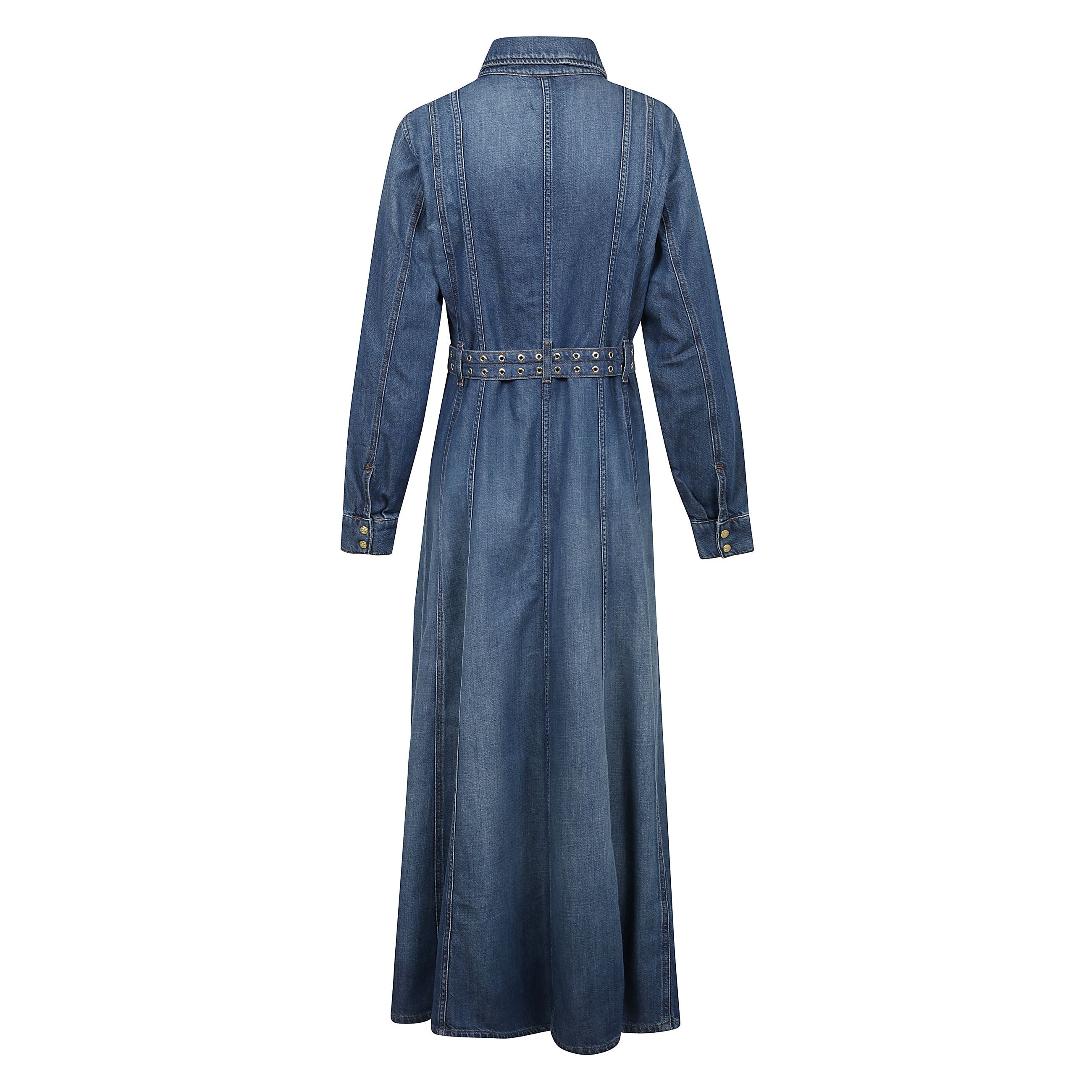 Questo abito presenta un classico colletto e una chiusura con bottoni frontali, maniche lunghe con polsini abbottonati e cintura con occhielli in vita.