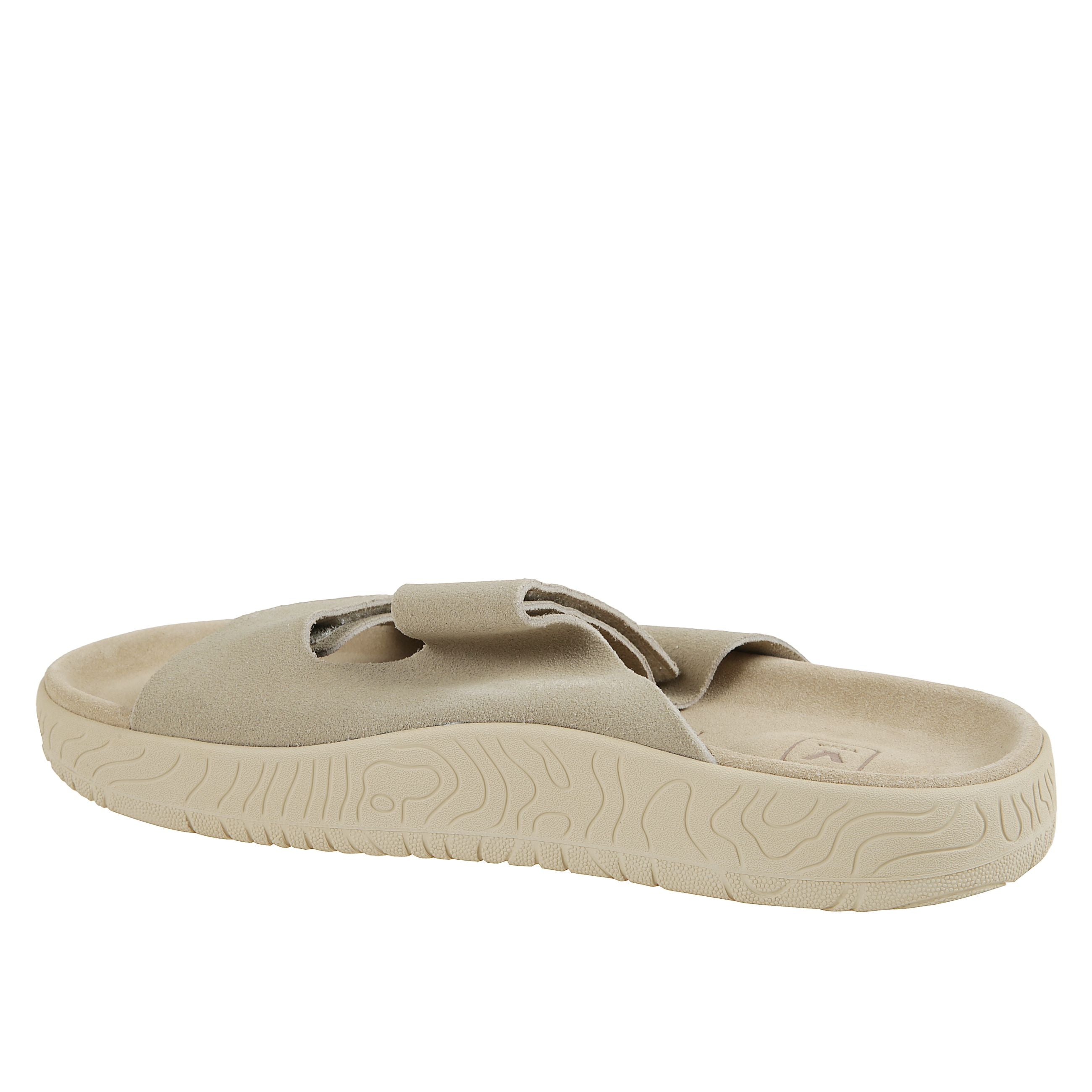 Veja presenta etna, il suo primo sandalo in camoscio. progettato con cinghie regolabili a strappo e le sue linee topografiche con la tomaia minimalista creano una silhouette pulita e suggestiva.