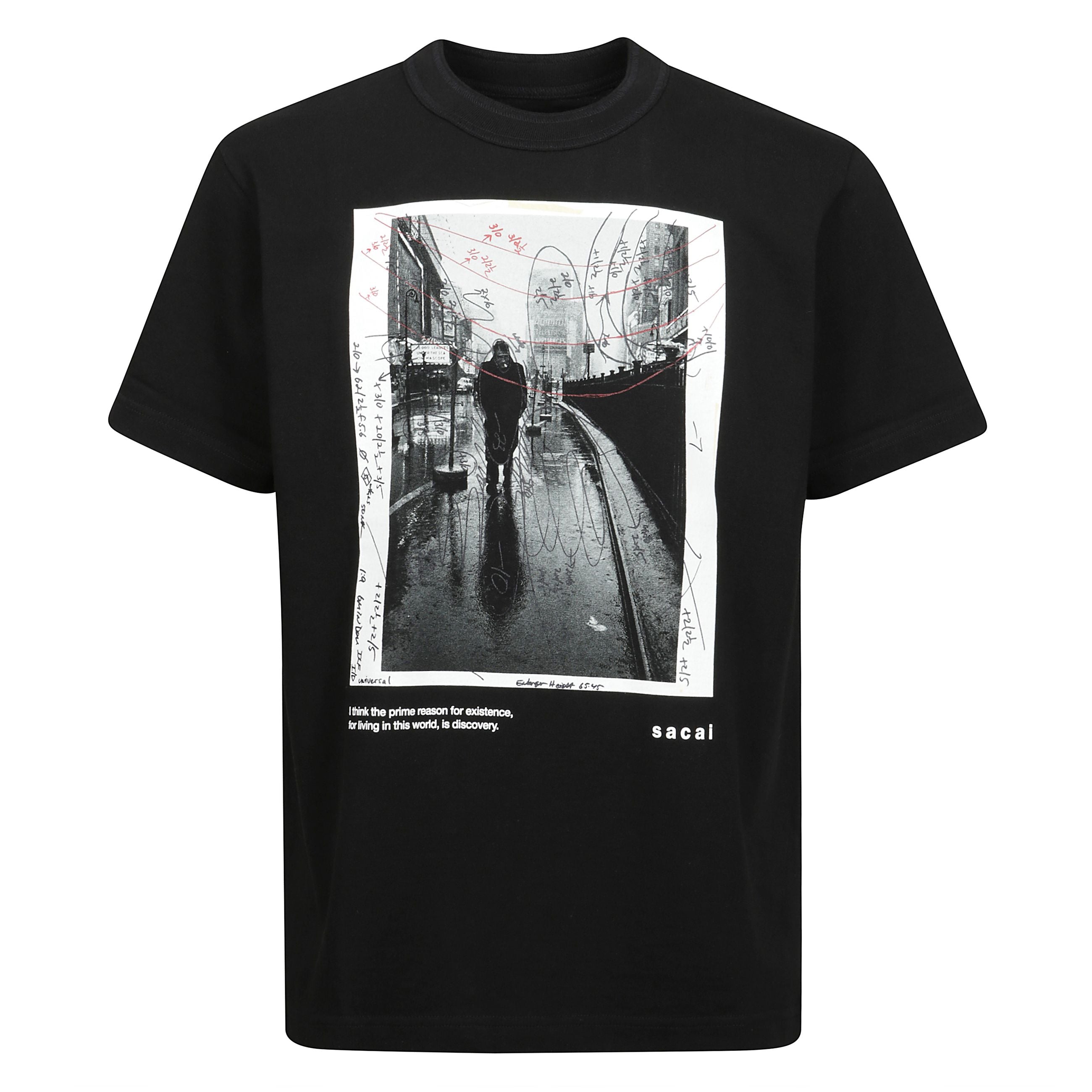 Questa esclusiva t-shirt firmata sacai unisce l'eleganza del design giapponese a un'estetica urbana e concettuale. realizzata in morbido cotone di alta qualità , presenta una stampa fotografica in bianco e nero arricchita da dettagli grafici e annotazioni