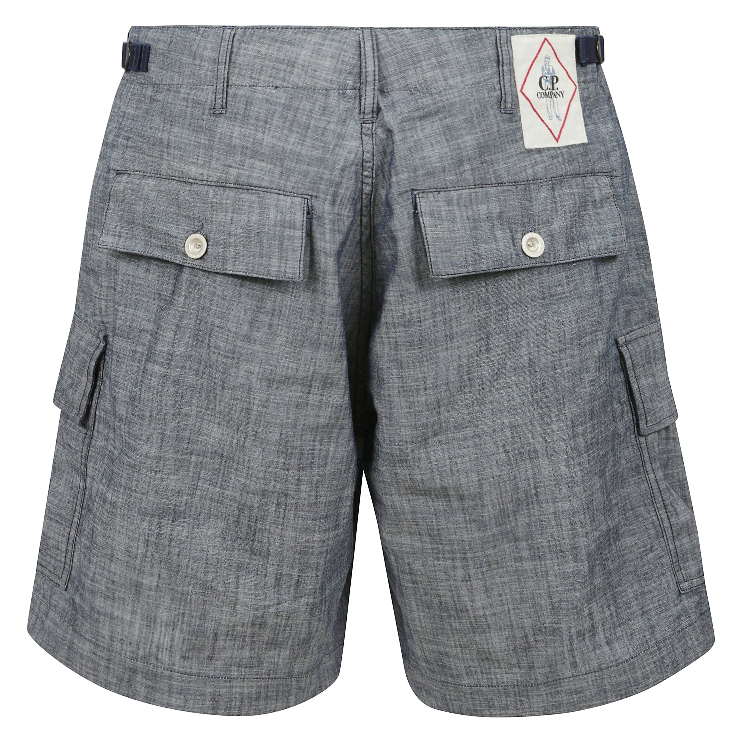 Pantaloncini con vita regolabile con straps laterali e coulisse interna, per una vestibilità personalizzata. la chiusura con bottoni nascosta, le tasche laterali, quella cargo con patta e bottoni automatici, e le tasche sul retro con patta e bottone la r