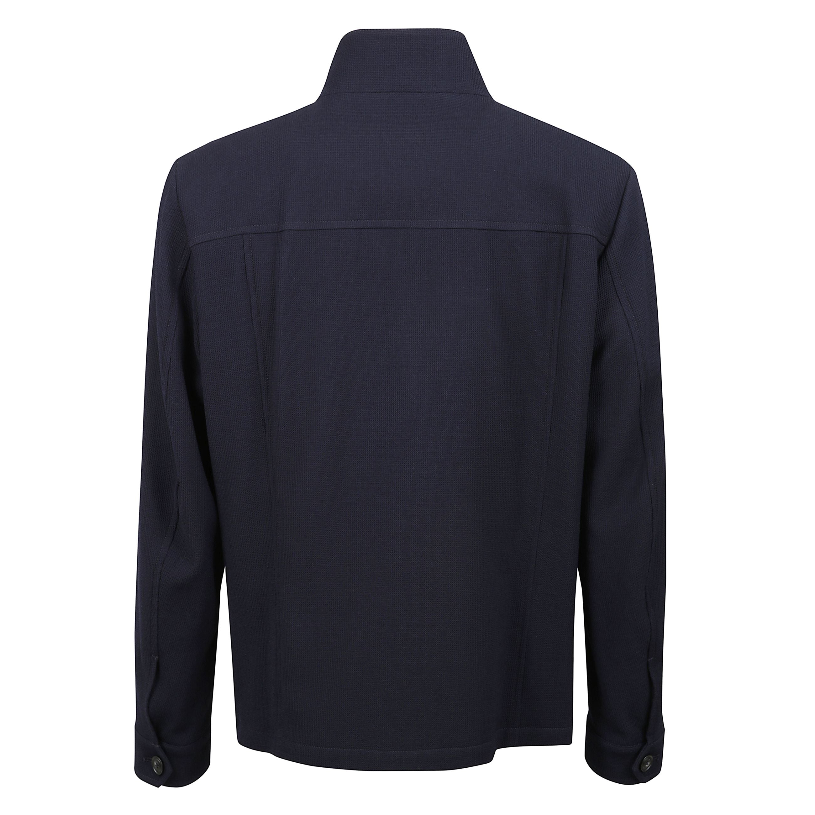 Giacca con lavorazione a nido d'ape, chiusura frontale con abbottonatura a pressione e zip, due tasche con patta sul petto, due tasche a filetto laterali e polsini con abbottonatura