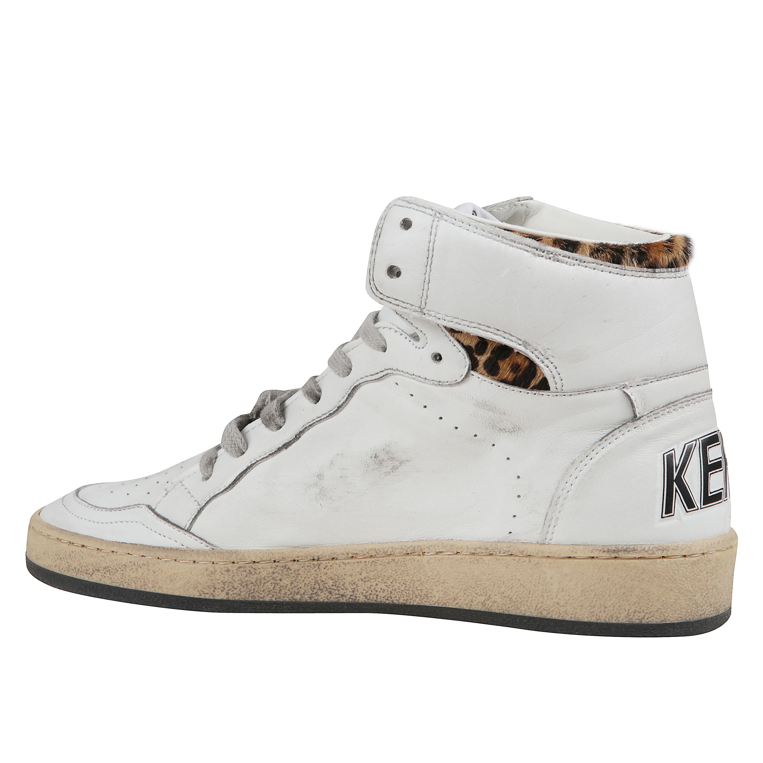 Sneaker high-top da donna ispirate ai college americani e al basket anni ottanta. realizzate in nappa bianca con inserti in cavallino leopardato, presentano il logo sul colletto della caviglia. lacci grigio ghiaccio, suola in gomma.