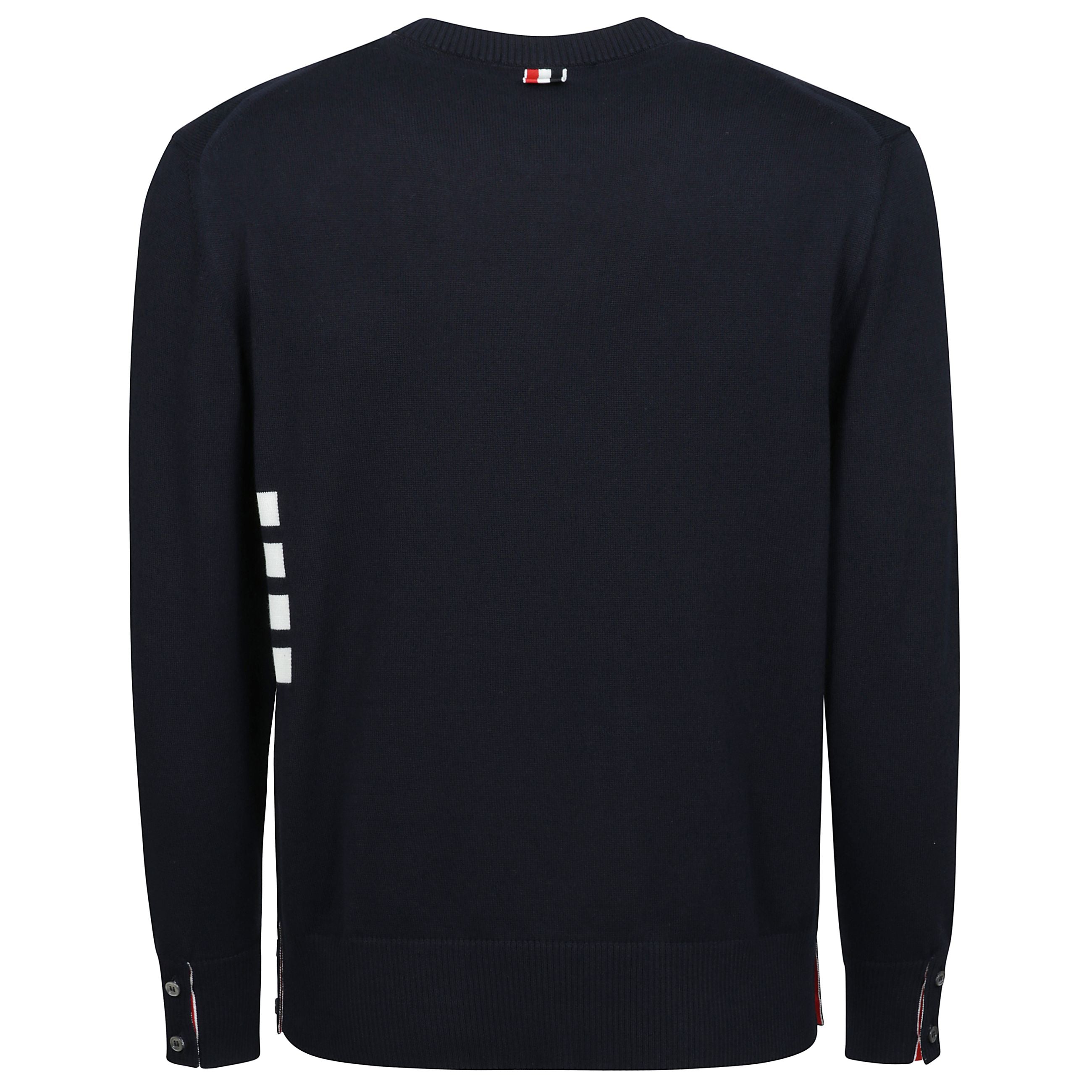 Una silhouette classica progettata per l'uso quotidiano. vestita con firma grosgrain trim ai polsini e prese d'aria laterali.
prese d'aria laterali abbottonate con firma striped grosgrain trim con polsini abbottonati con firma striped grosgrain trim e fir