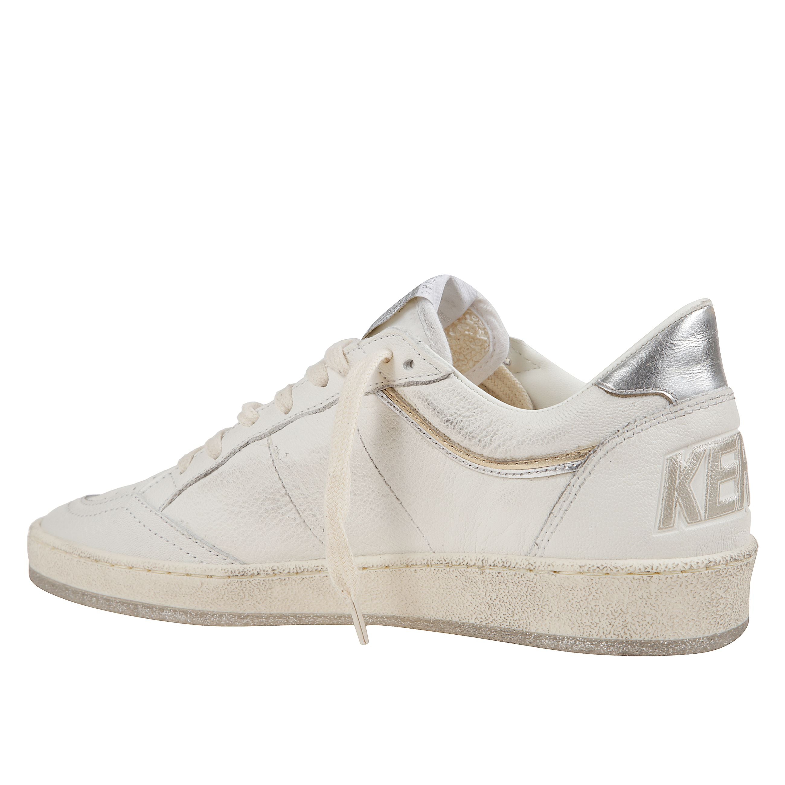 Sneaker in pelle bianca con trattamento vintage. suola in gomma color argento con effetto glitter e chiusura con lacci. stella color argento sul lato. tallone a contrasto in tono argento. linguetta con logo oro e argento. dettaglio laterale con linea dora