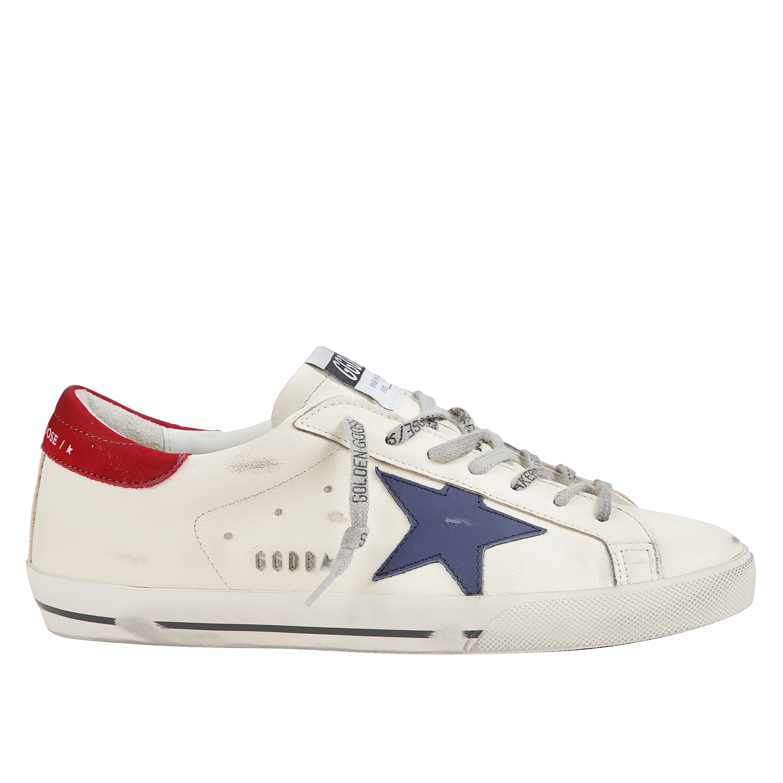 Sneakers iconiche golden goose in pelle bianca con stella in suede rosso e talloncino in pelle verde scuro. dettaglio retro in suede grigio ghiaccio e lacci grigi. effetto vintage. tomaia in pelle bovina, suola in gomma. fatte a mano in italia.