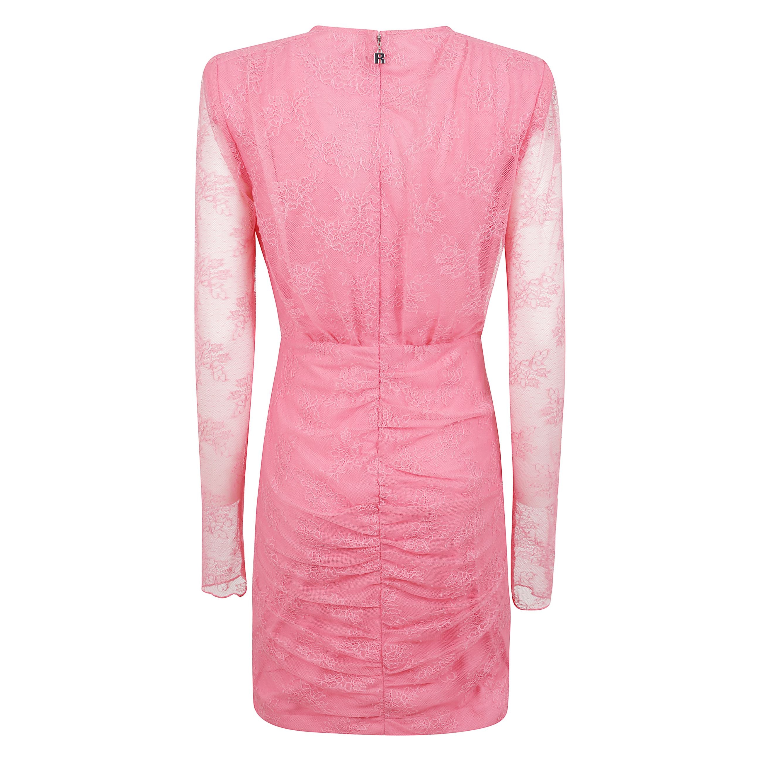 Lace mini dress presenta una scollatura a v con maniche lunghe e dettagli in pizzo intricato in tutto. la silhouette aderente è accentuata dai dettagli arricciati, mentre una zip posteriore completa l'elegante design mini.