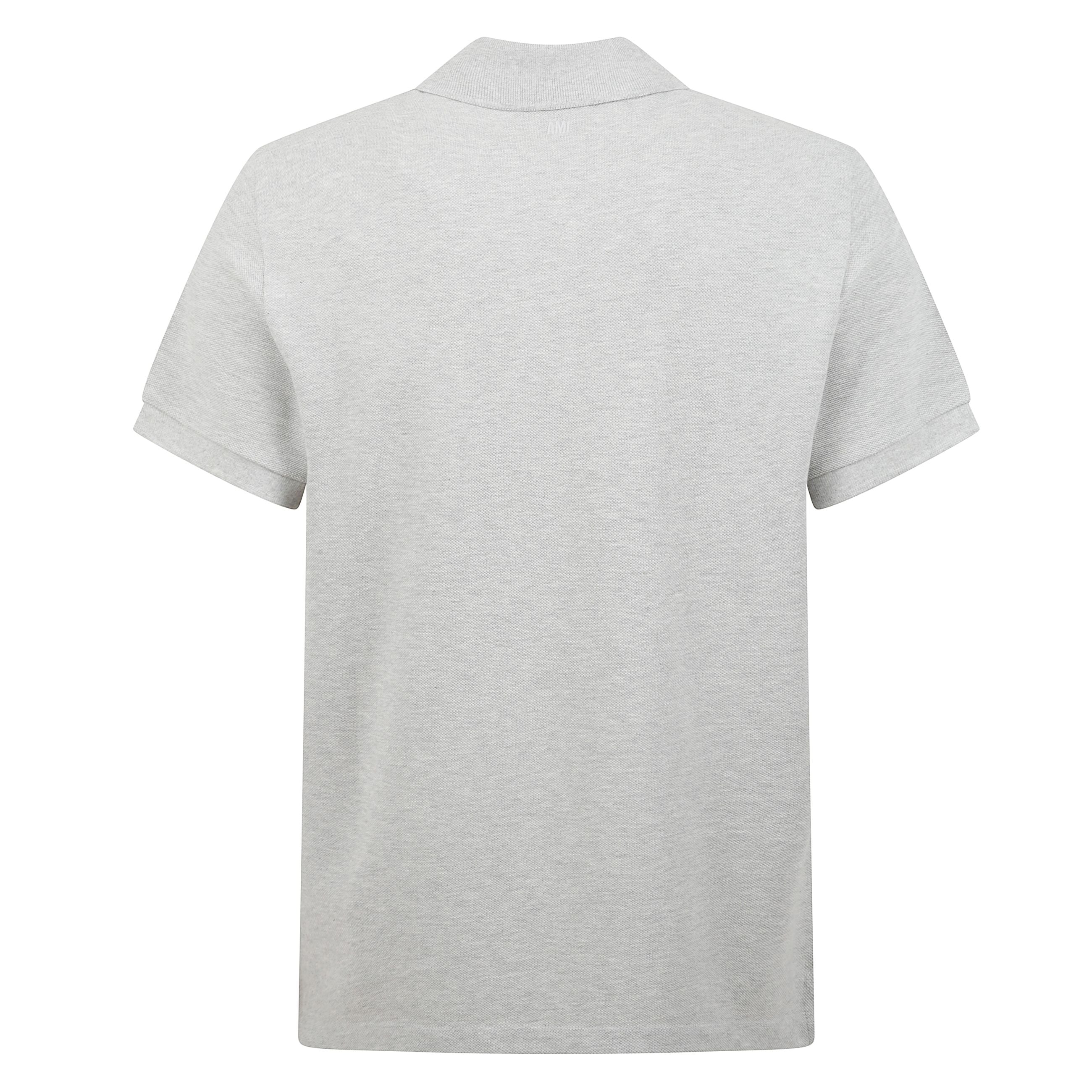 Polo con design essenziale, colletto classico e chiusura a due bottoni. maniche corte con bordi rifiniti. logo ami de coeur ricamato sul petto.