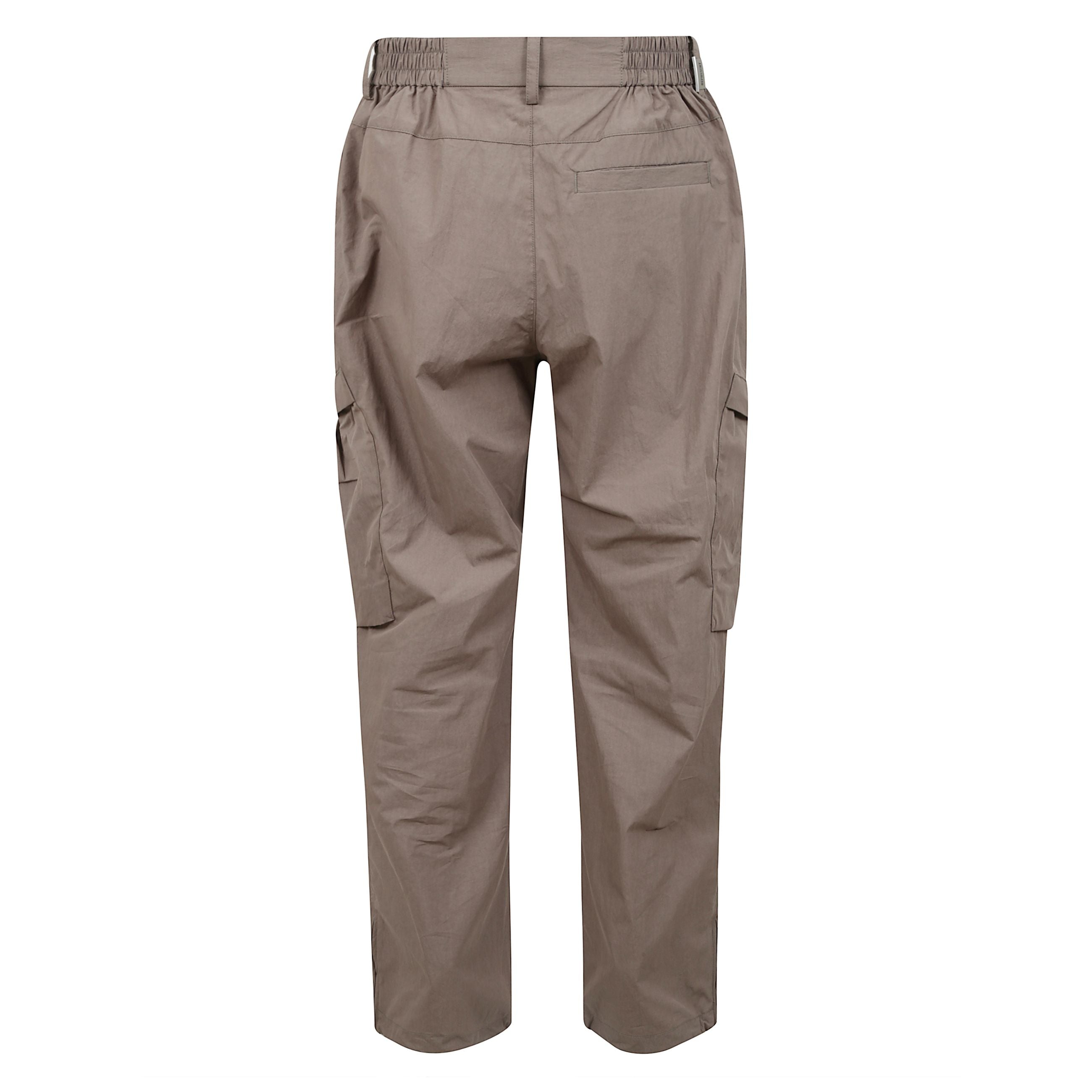 Pantalone represent cargo, in tessuto tecnico, con vita elasticizzata, tasche laterali, tasche posteriori a filetto.