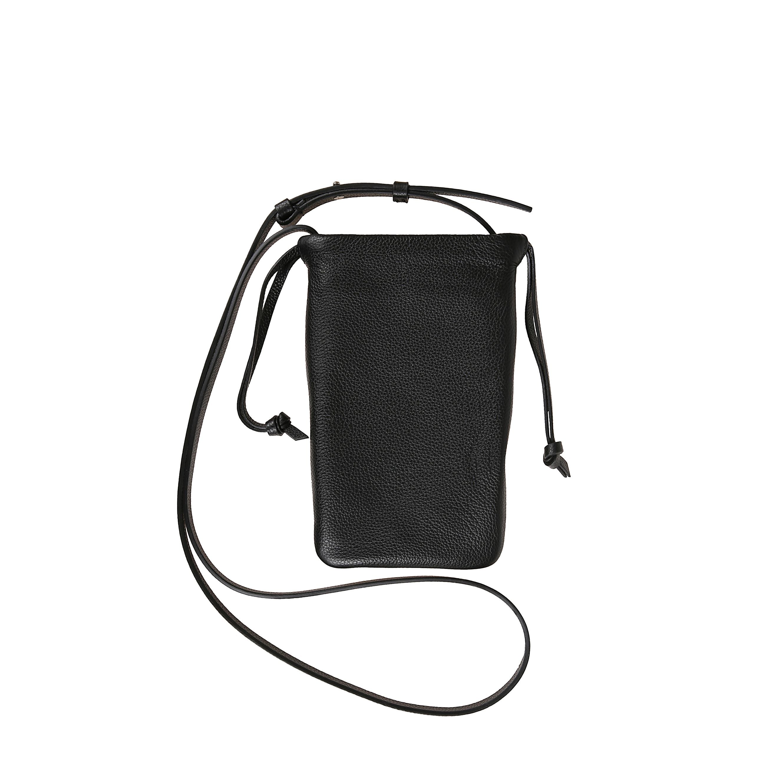 Pochette porta telefono in pelle di vitello, dotata di cordini regolabili in pelle e tracolla sottile. decorata con ricamo marni mending realizzato a mano a filo contrastante.