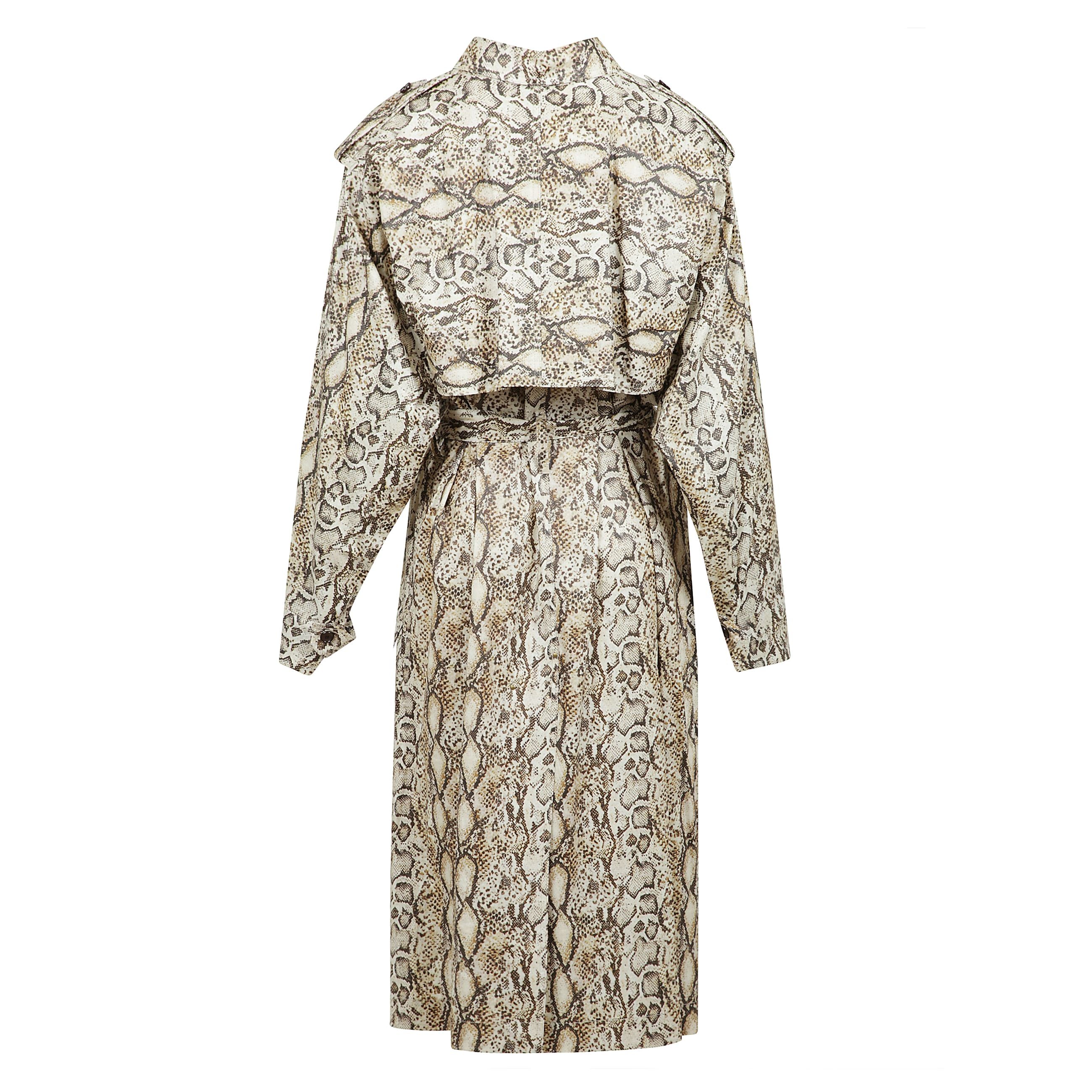 Cappotto freanne con stampa pelle di serpente all-over, chiusura doppiopetto con bottoni ,due tasche a filetto laterali, lunghezza media e orlo dritto