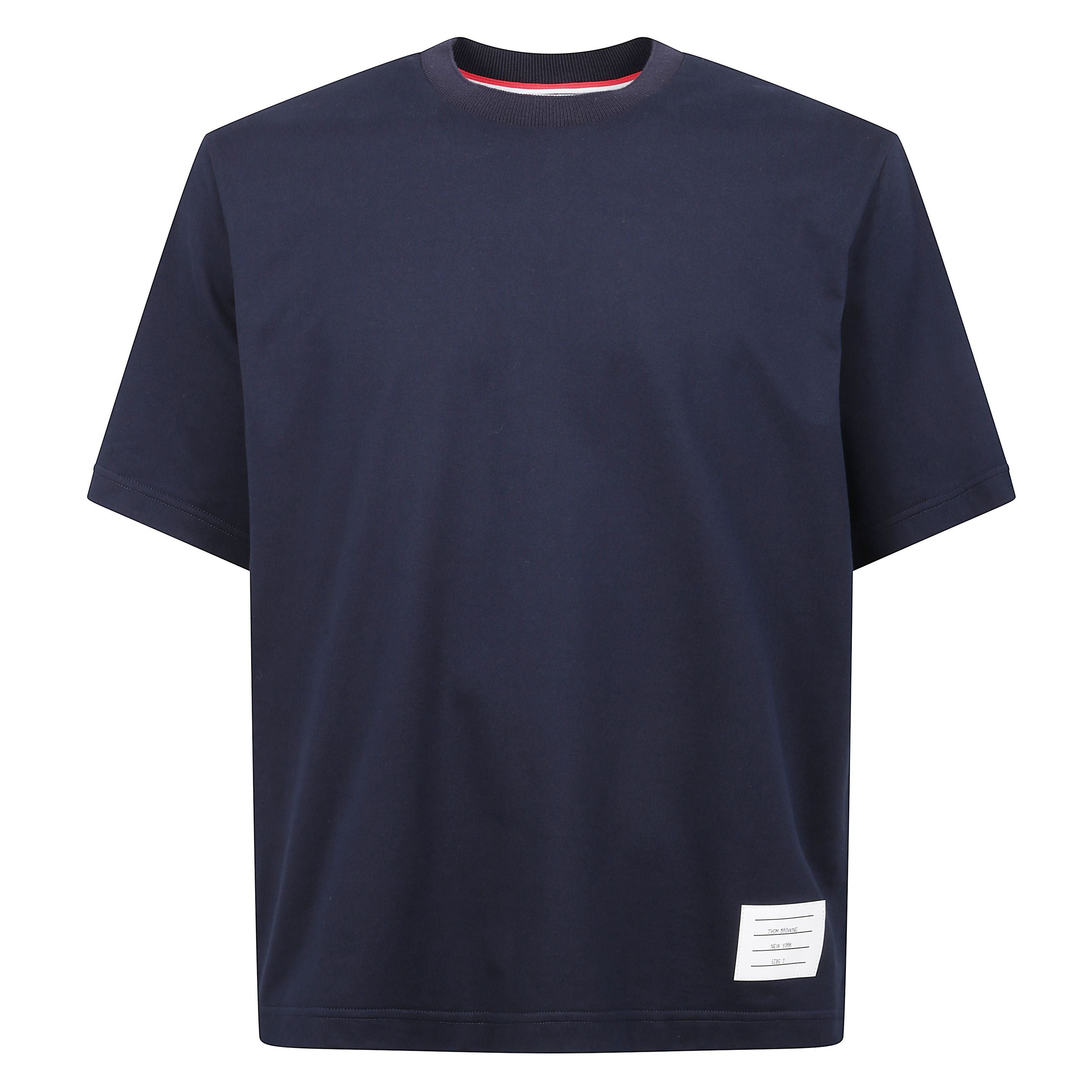T-shirt in cotone con orlo dritto e vestibilità larga. etichetta con firma thom browne vicino all'orlo frontale. sul retro, strisce tricolore sulla schiena e passante in grossgrain.