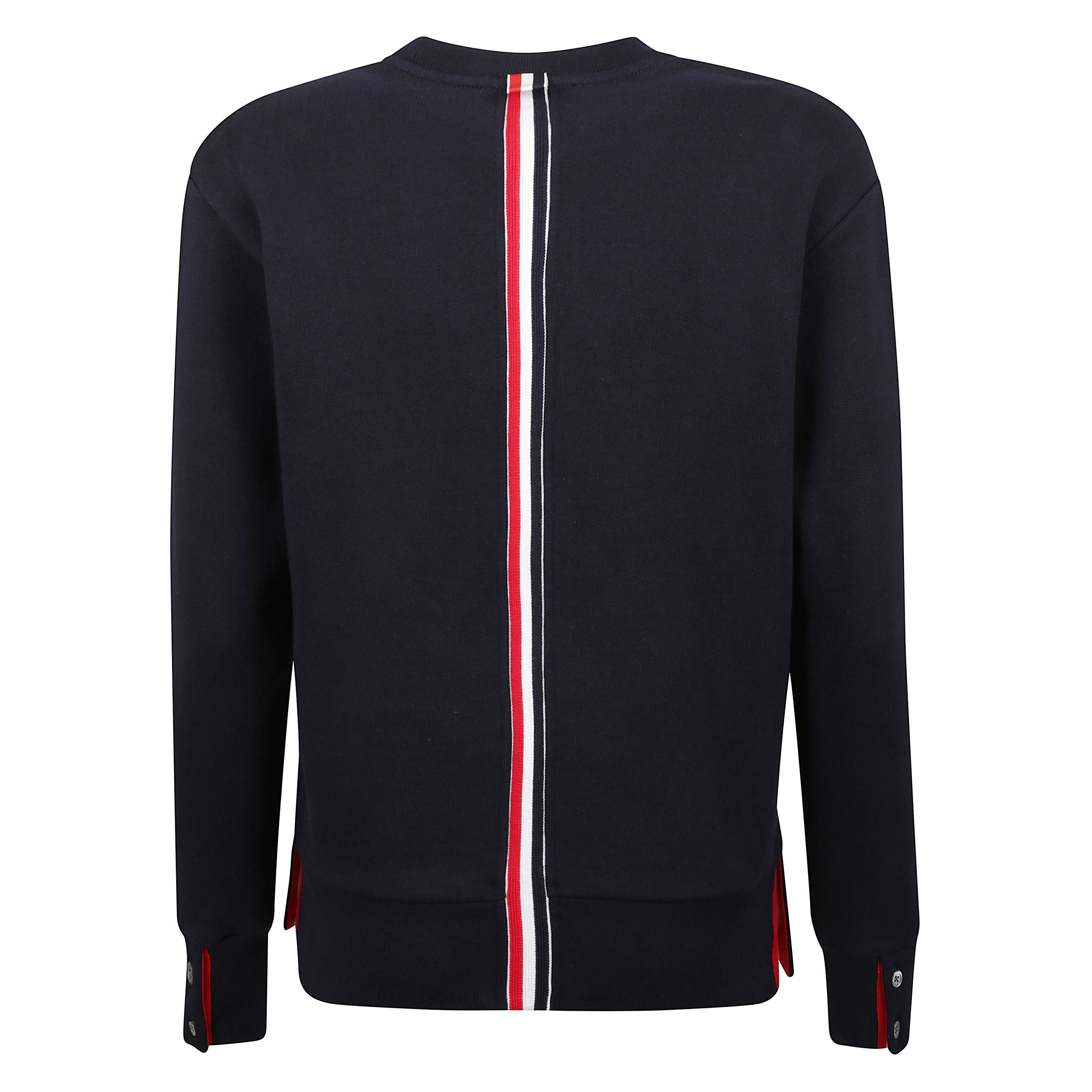 Maglione classico con vestibilità regular. righe verticali di colore rosso, bianco e blu lungo la schiena. etichetta con logo thom browne sul fronte vicino allâorlo.