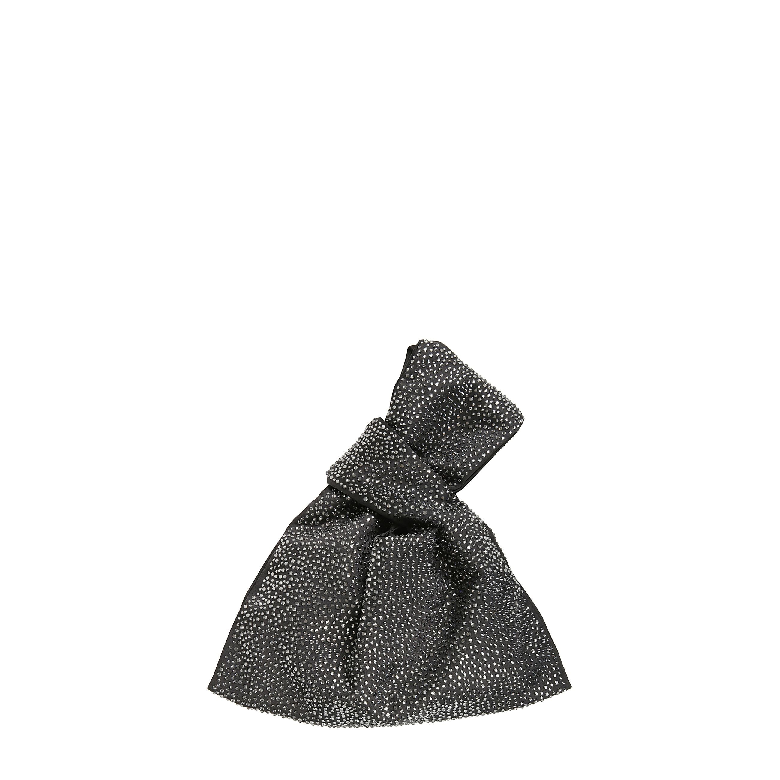 âla borsa è realizzata in tessuto satinato beige, è interamente decorata con una moltitudine di piccoli cristalli che le conferiscono una luminosità distintiva. il design presenta due ampi manici intrecciati tra loro.