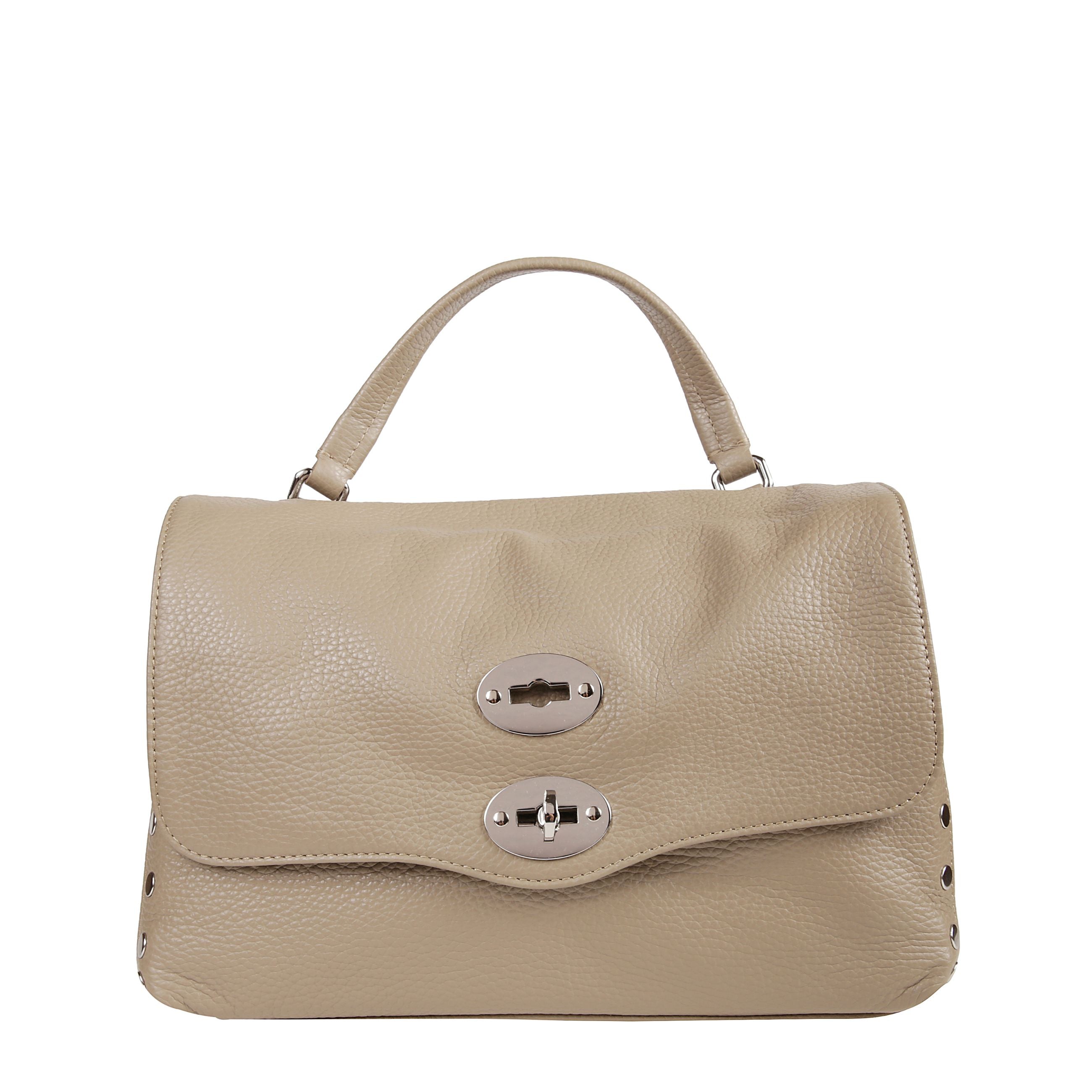 Borsa a mano in pelle con tracolla lavorata artigianalmente in pelle martellata, la borsetta è dotata di tracolla regolabile in pelle che permette di portarla anche a spalla. il modello è foderato internamente e completato da una comoda tasca interna.