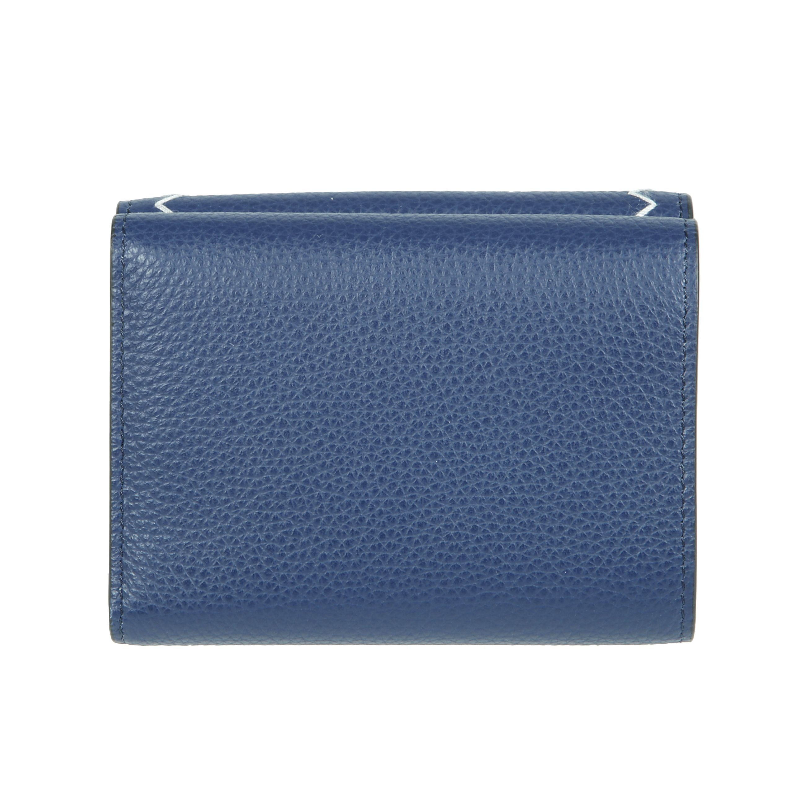 Portafoglio trifold realizzato in pelle di vitello bottalato. decorato con impunture a zig-zag e ricamo marni symbol realizzato a mano a contrasto sul davanti. tasca esterna portamonete con bottone a pressione. all'interno una tasca porta banconote e sei