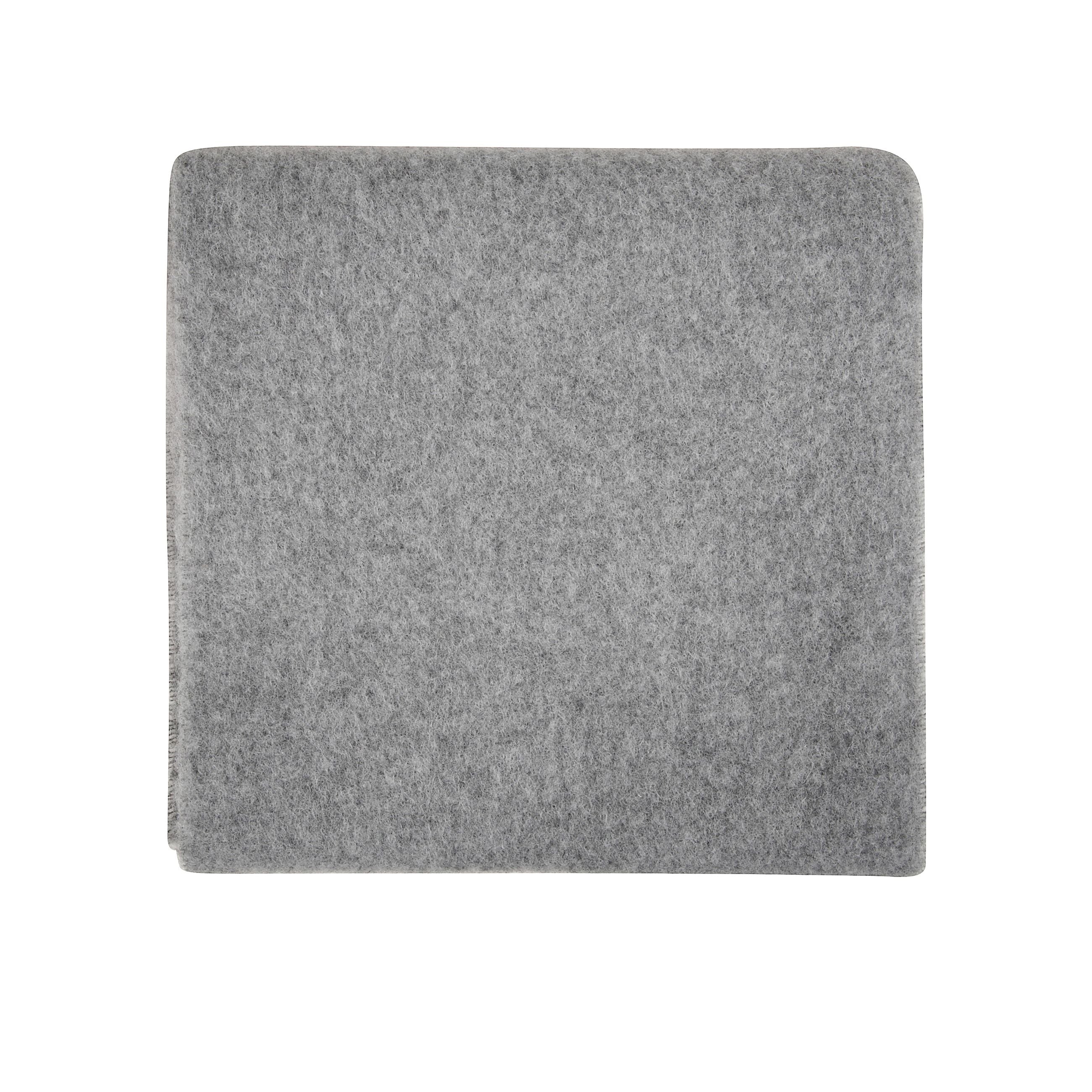 Sciarpa in misto alpaca di colore grigio. bordi con frangine e dettaglio con logo ami paris sul fronte.