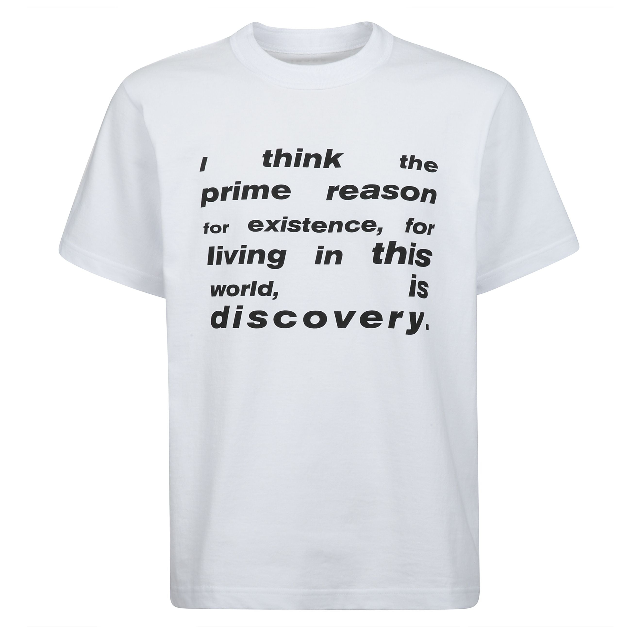 Minimalismo e concettualità si incontrano in questa t-shirt firmata sacai, realizzata in puro cotone di alta qualità . il design essenziale è arricchito da una stampa testuale a contrasto che esprime un messaggio filosofico, incarnando l'estetica intell