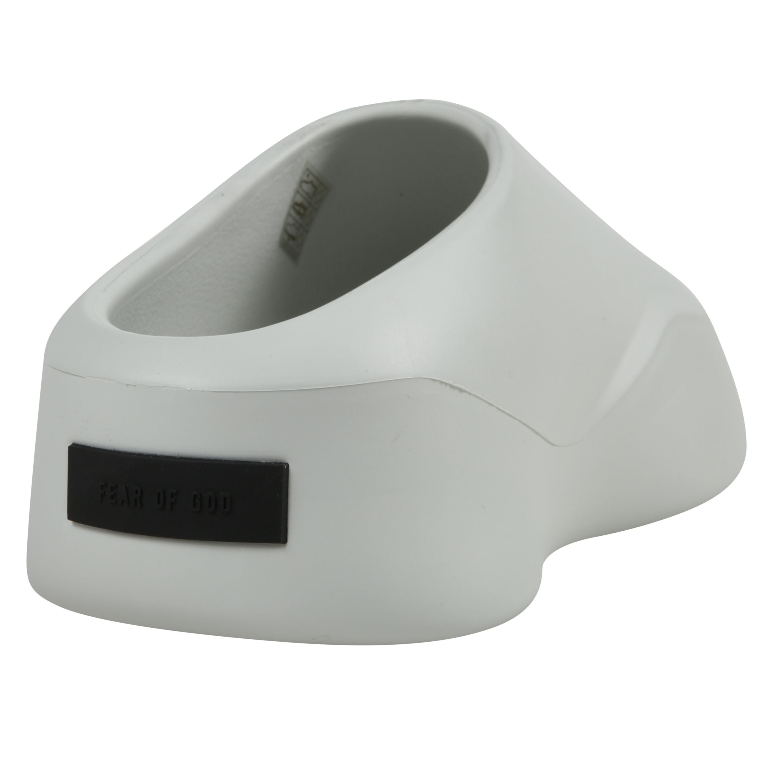 Realizzato in italia, l'eva runner rappresenta la prossima evoluzione della collezione fear of god eva, fondendo design all'avanguardia con una vestibilità senza sforzo. questa silhouette slip-on è scolpita con un'estetica sportiva elegante, dotata di u