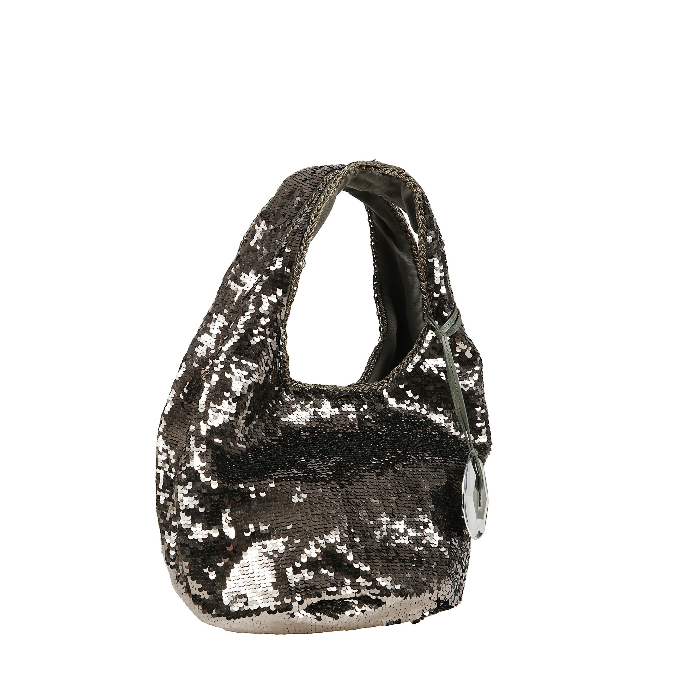 Shopper sequin mini realizzata con paillettes all-over, con scomparto unico, doppio manico e ciondolo metallico logato