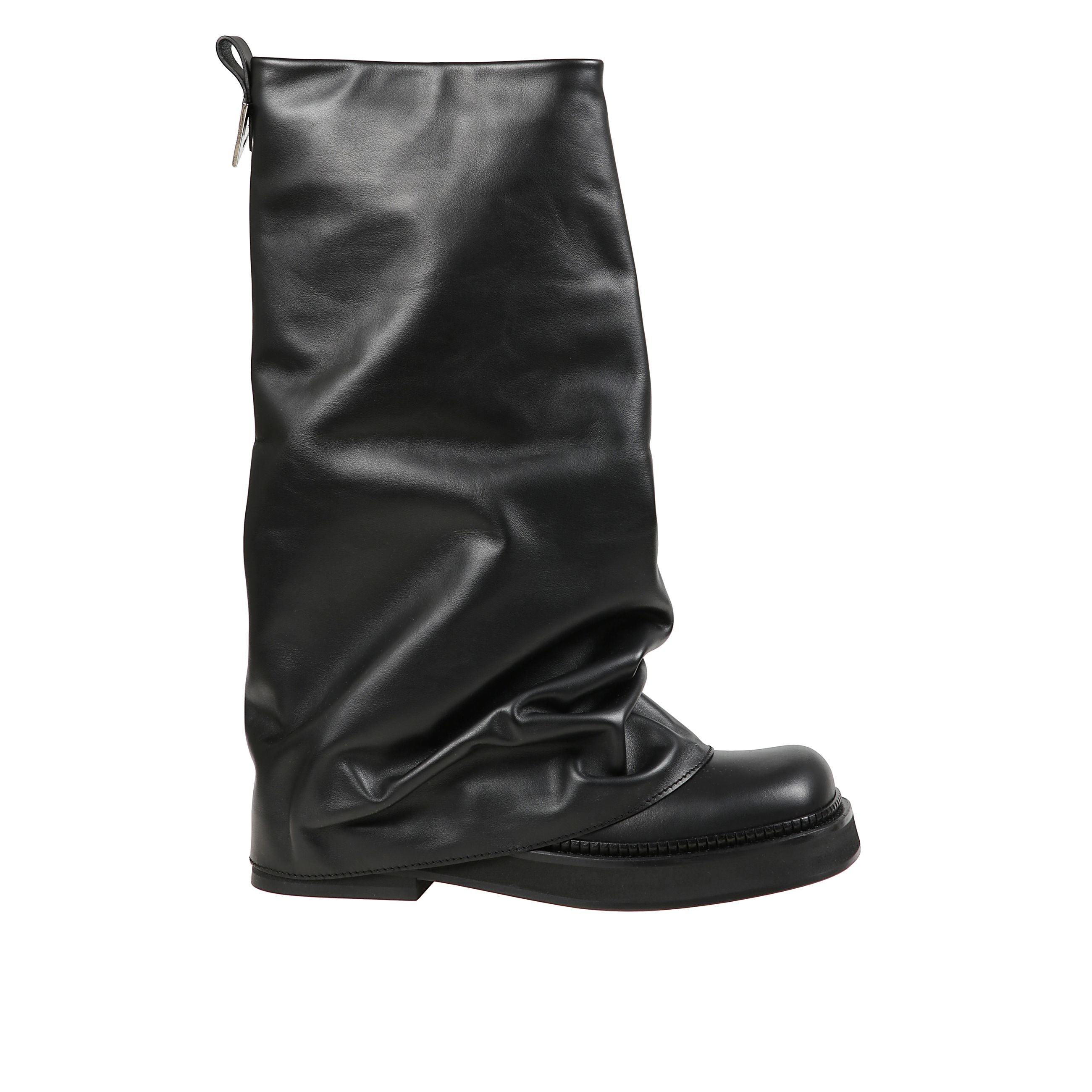 Stivali in pelle a tinta unita. gambale alto e morbido, effetto drappeggiato. punta arrotondata.