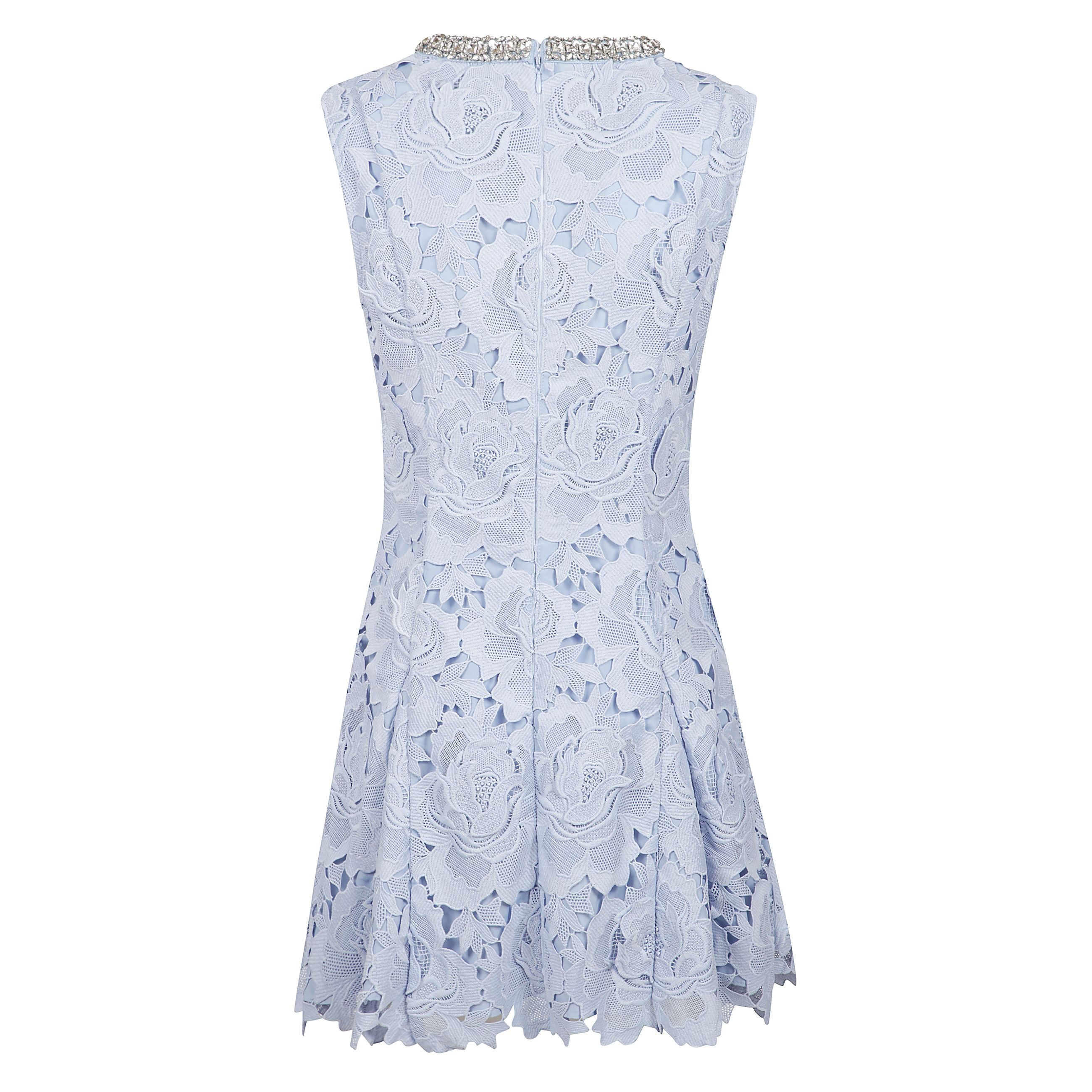 Abito corto con pizzo a fiori in azzurro a chiusura posteriore con zip e gancio nascosti, decorazione in cristalli, dettagli plissettati e fodera in raso