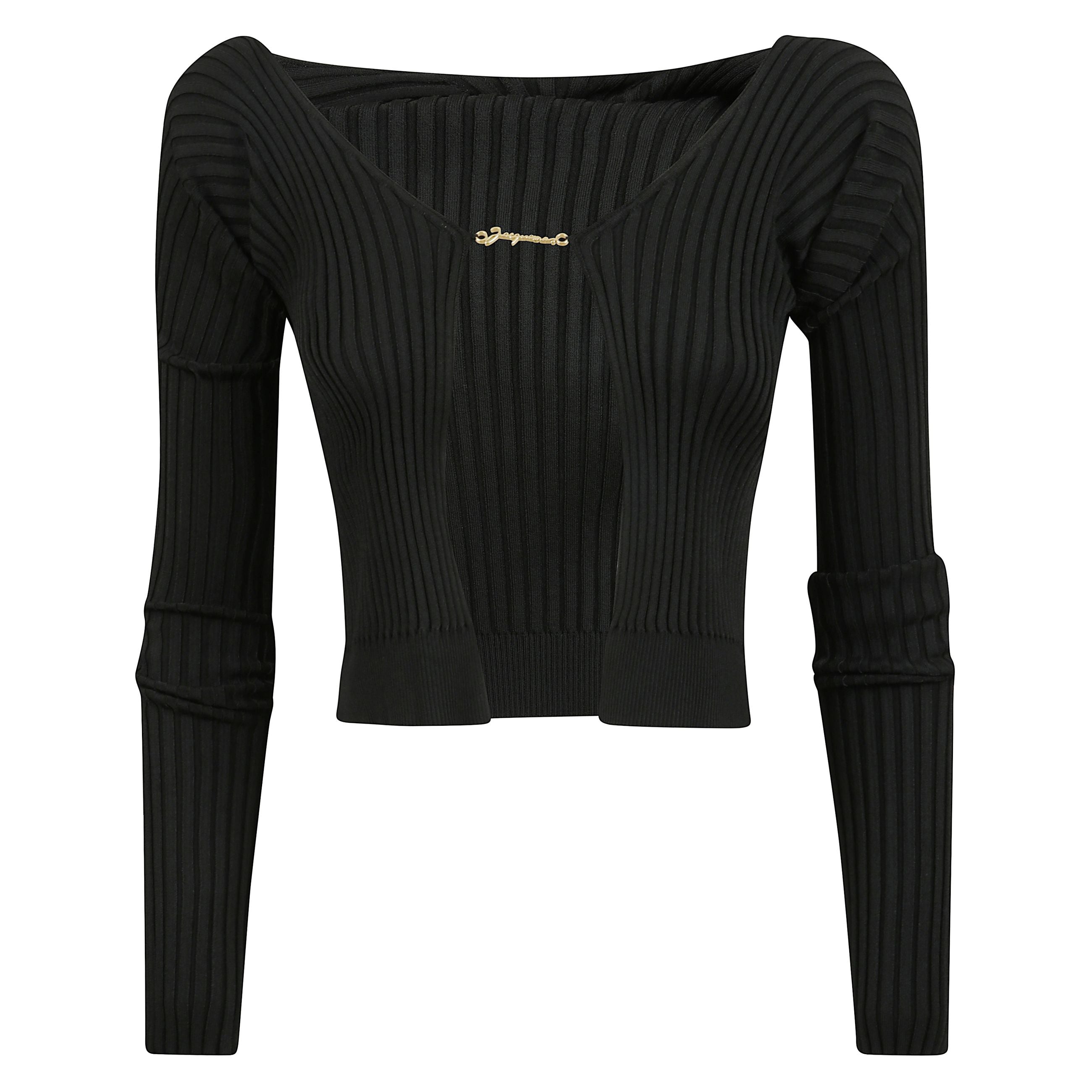 Cardigan senza cuciture con taglio dritto, maniche lunghe aderenti e un charm jacquemus cucito in metallo dorato.