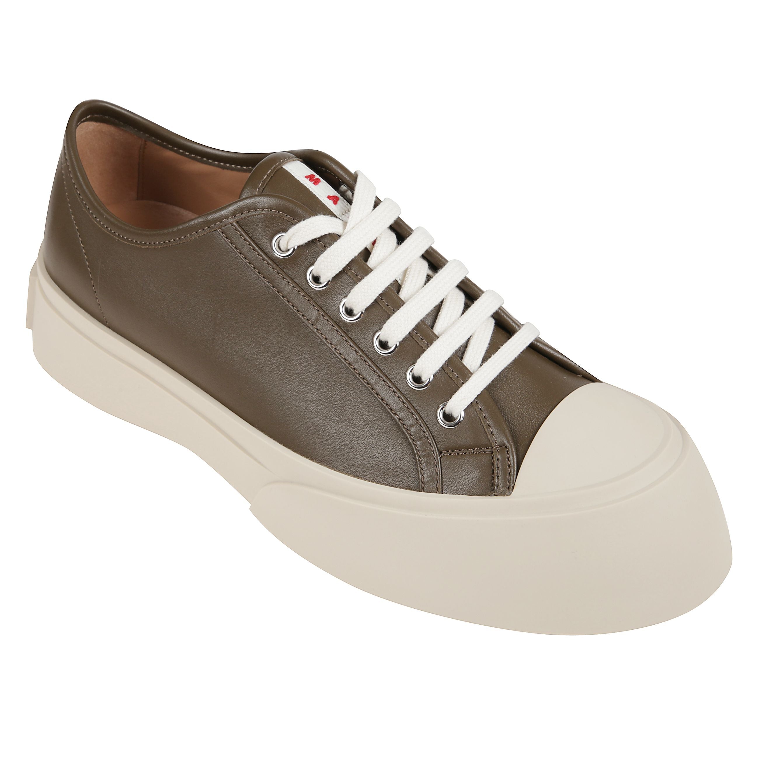 Scarpe in pelle con punta tonda e puntale in gomma. presentano toppa con logo sulla linguetta e logo sulla suola, occhielli in metallo e chiusura frontale con lacci. fodera e soletta in pelle con marchio. suola spessa in gomma.