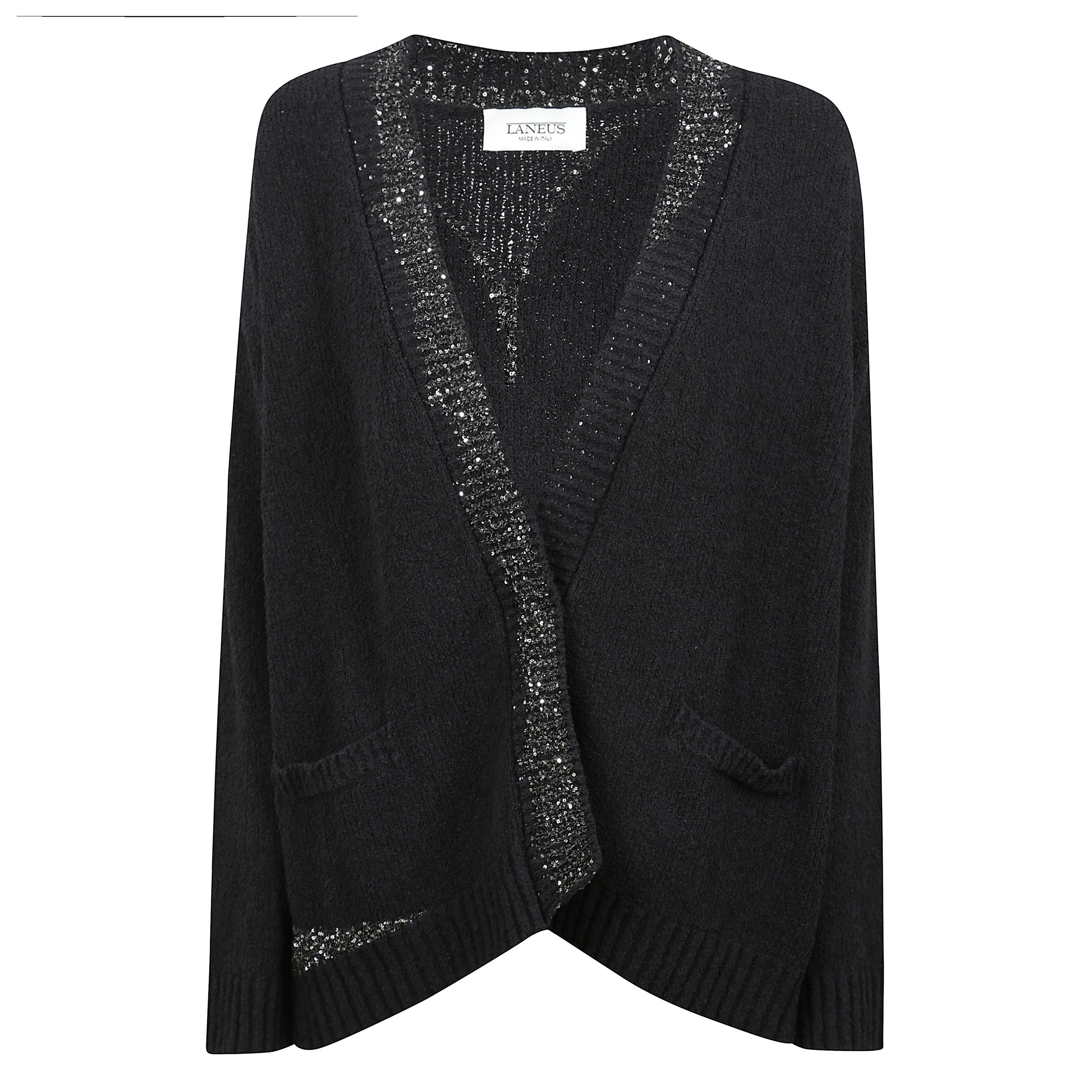 Questo cardigan presenta una silhouette boxy con chiusura frontale senza bottoni e tasche a toppa. impreziosito da un ricamo jacquard con filo di paillettes sul retro.