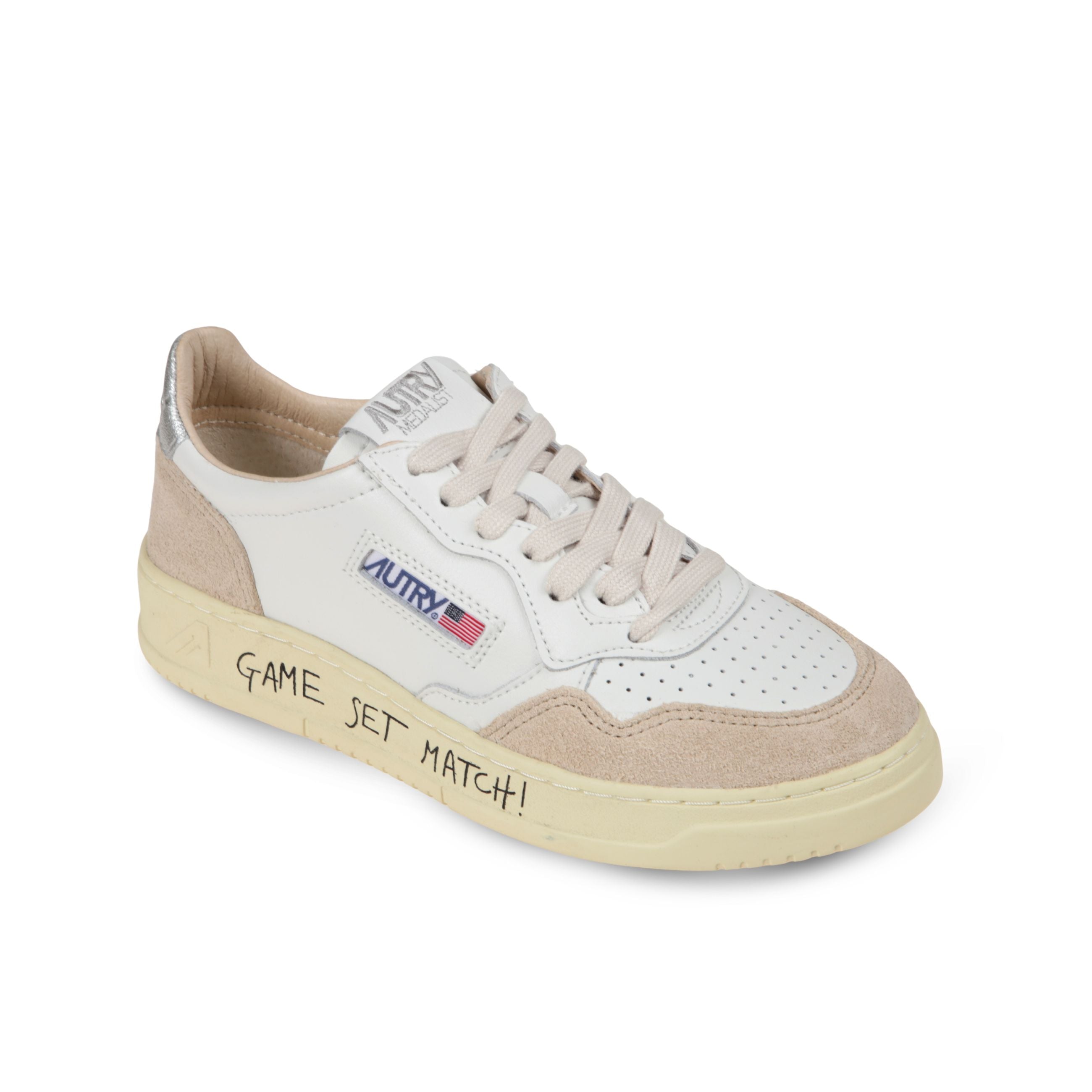 Sneakers autry medalist low. design in pelle con microfori sul davanti ed inserti in camoscio. talloncino in pelle metallizzata color argento. scritta "game set match!" sul lato della suola in gomma.