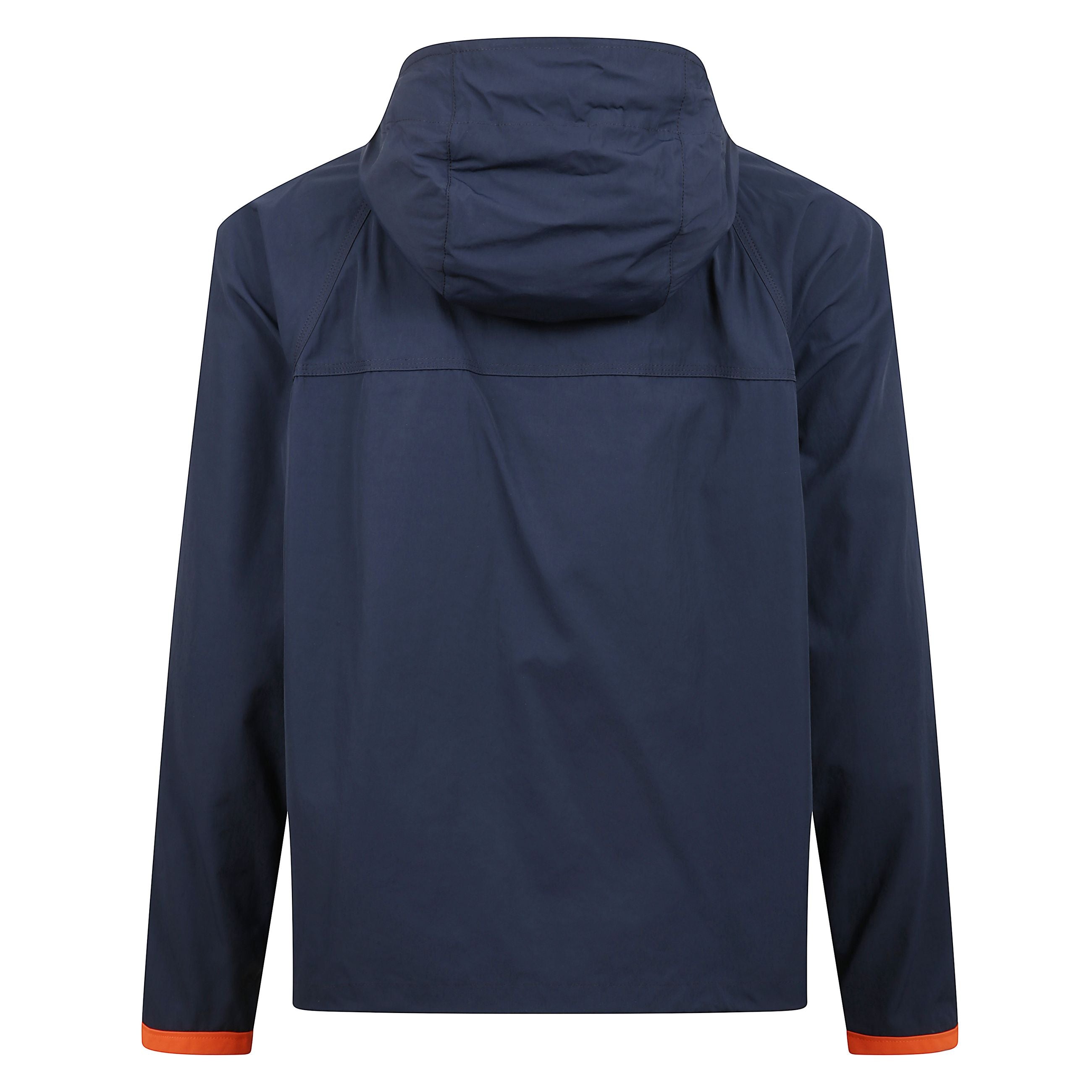 Parka fisherman con cappuccio realizzato in nylon reps con trattamento idrorepellente. caratterizzato da maniche raglan e una chiusura con zip e automatici personalizzati su finta controvento, presenta un impianto con quattro tasche a toppa con pattina e