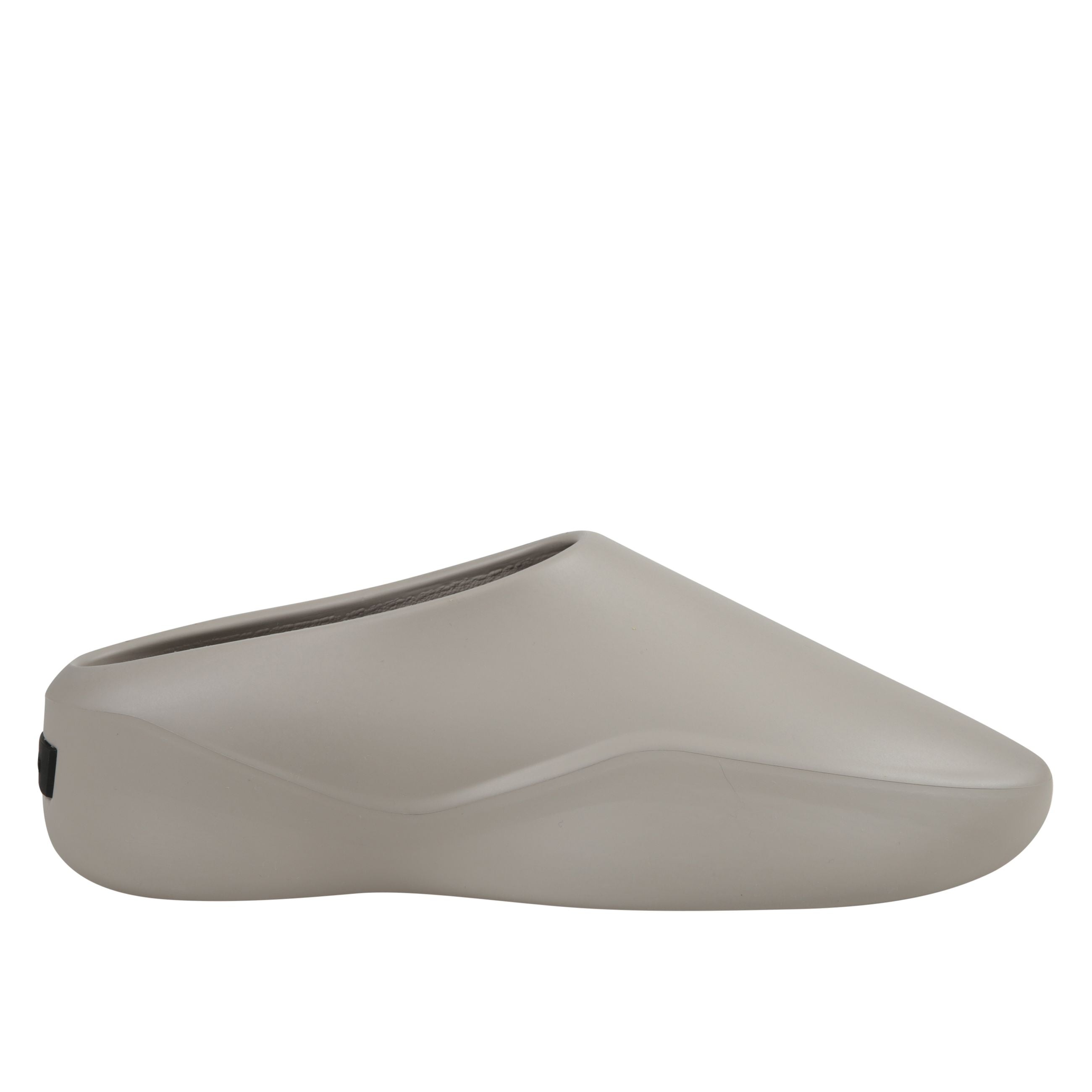 Realizzato in italia, l'eva runner rappresenta la prossima evoluzione della collezione fear of god eva, fondendo design all'avanguardia con una vestibilità senza sforzo. questa silhouette slip-on è scolpita con un'estetica sportiva elegante, dotata di u