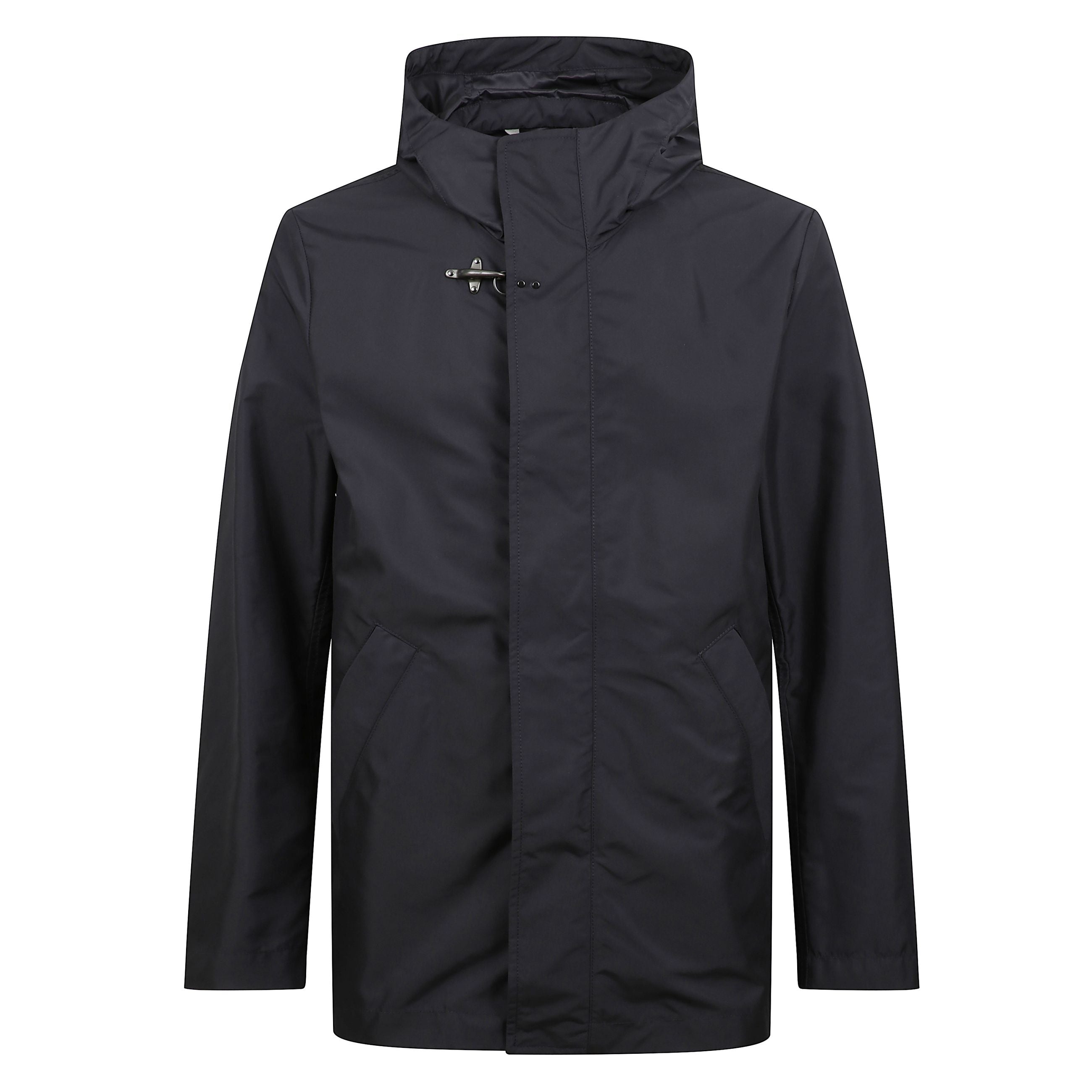 Parka uomo in tessuto tecnico presenta un cappuccio avvolgente regolabile tramite coulisse, una chiusura con zip, bottoni automatici e l'iconico gancio fay all'altezza del collo. a completare il capo, due pratiche tasche a filetto laterali.