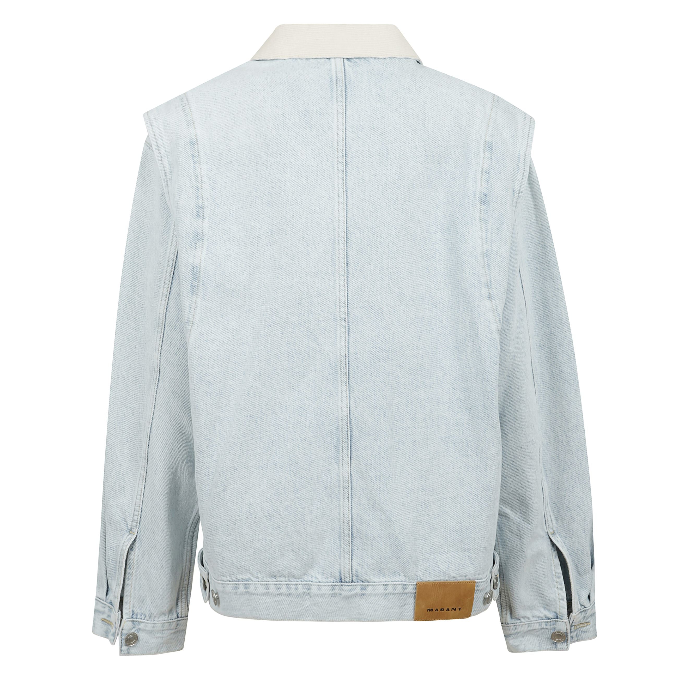 Giacca jotham in denim con abbottonatura frontale, colletto a coste, due tasche a filetto laterali e tasca sul petto con chiusura a bottone