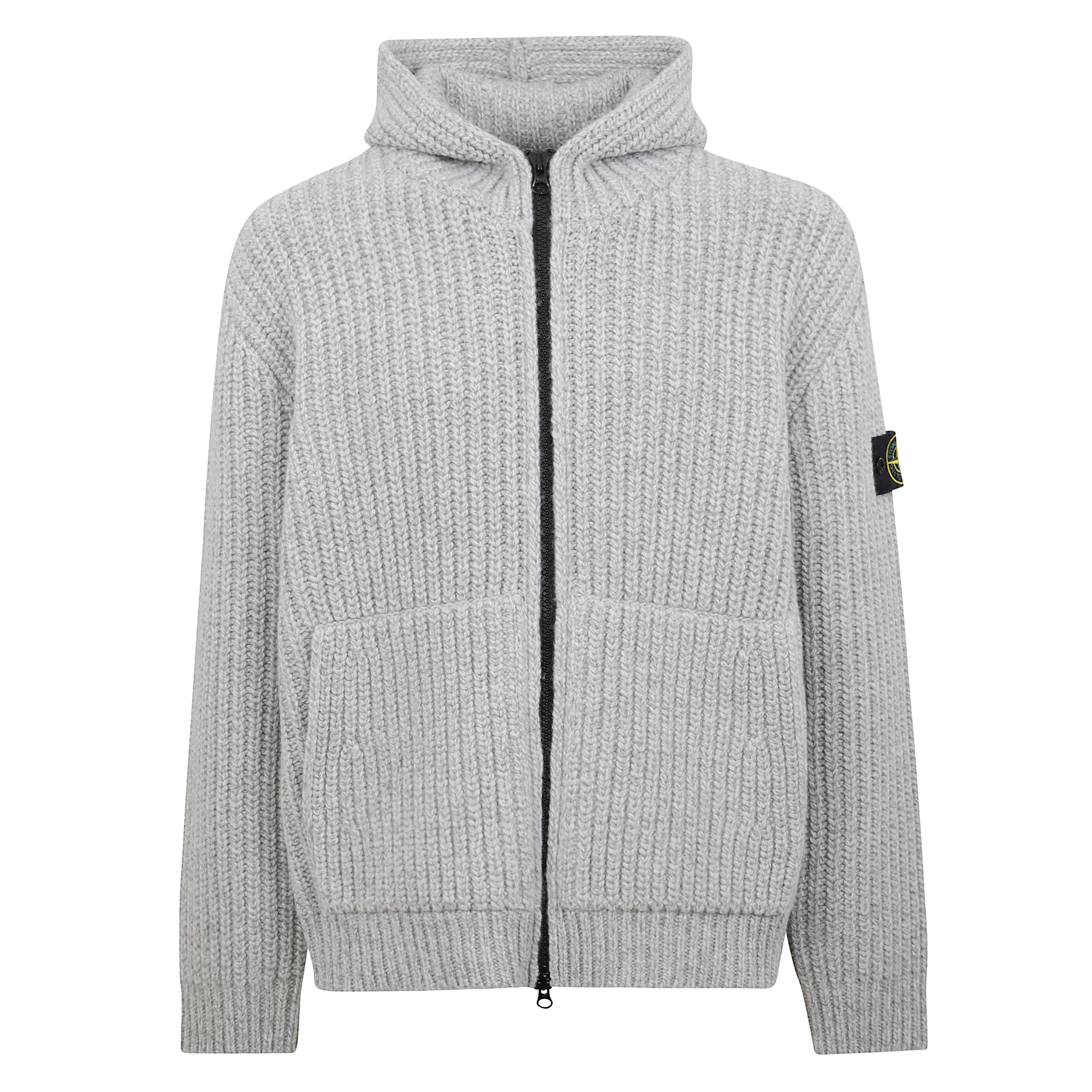 Felpa a maniche lunghe con cappuccio in lana. lavorazione a maglia grossa. chiusura frontale con zip e due tasche a marsupio. etichetta con logo iconico stone island applicata sulla manica.