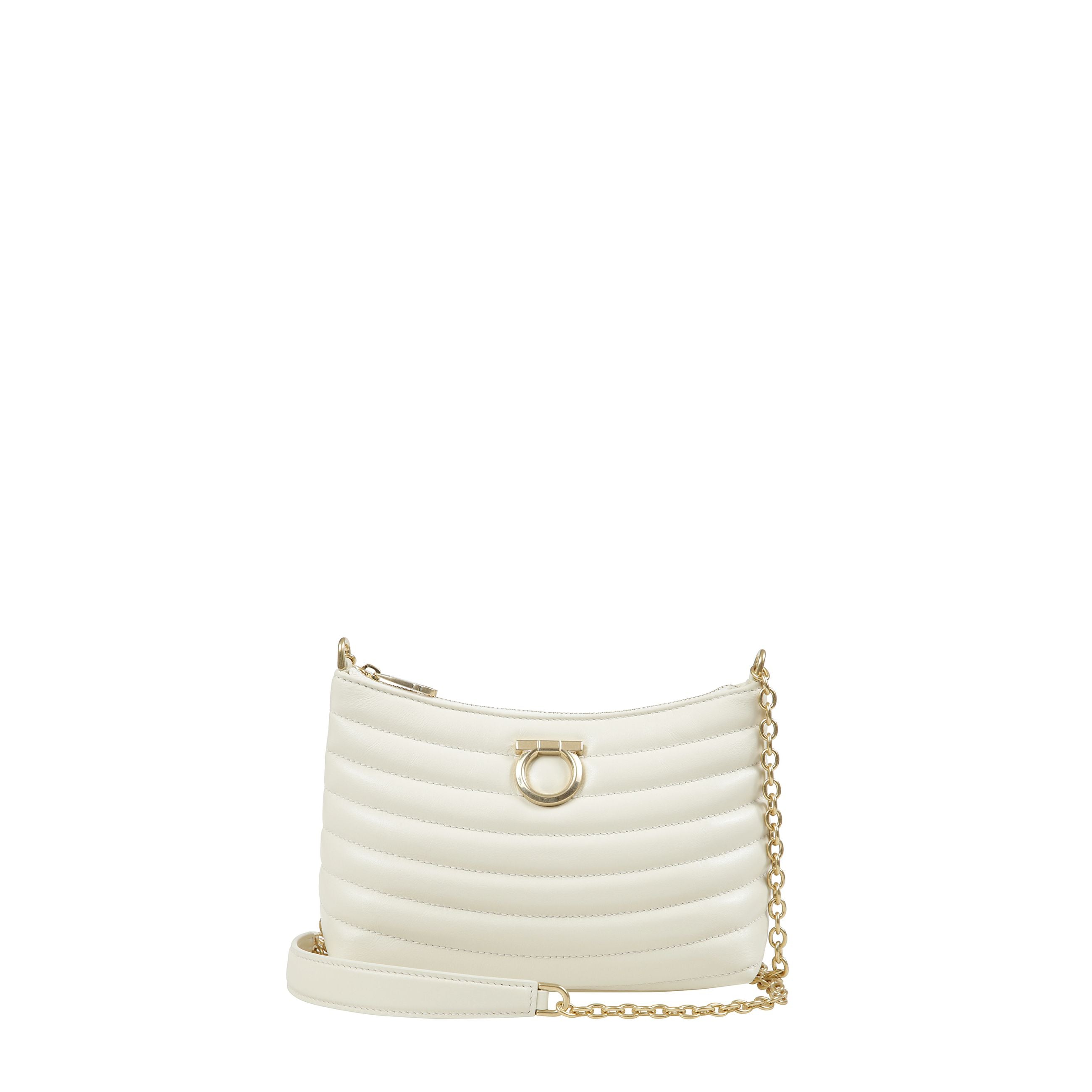 Mini bag a tracolla con catena dal design in pelle ondulata, ha come dettagli dei gancini sulla parte anteriore.