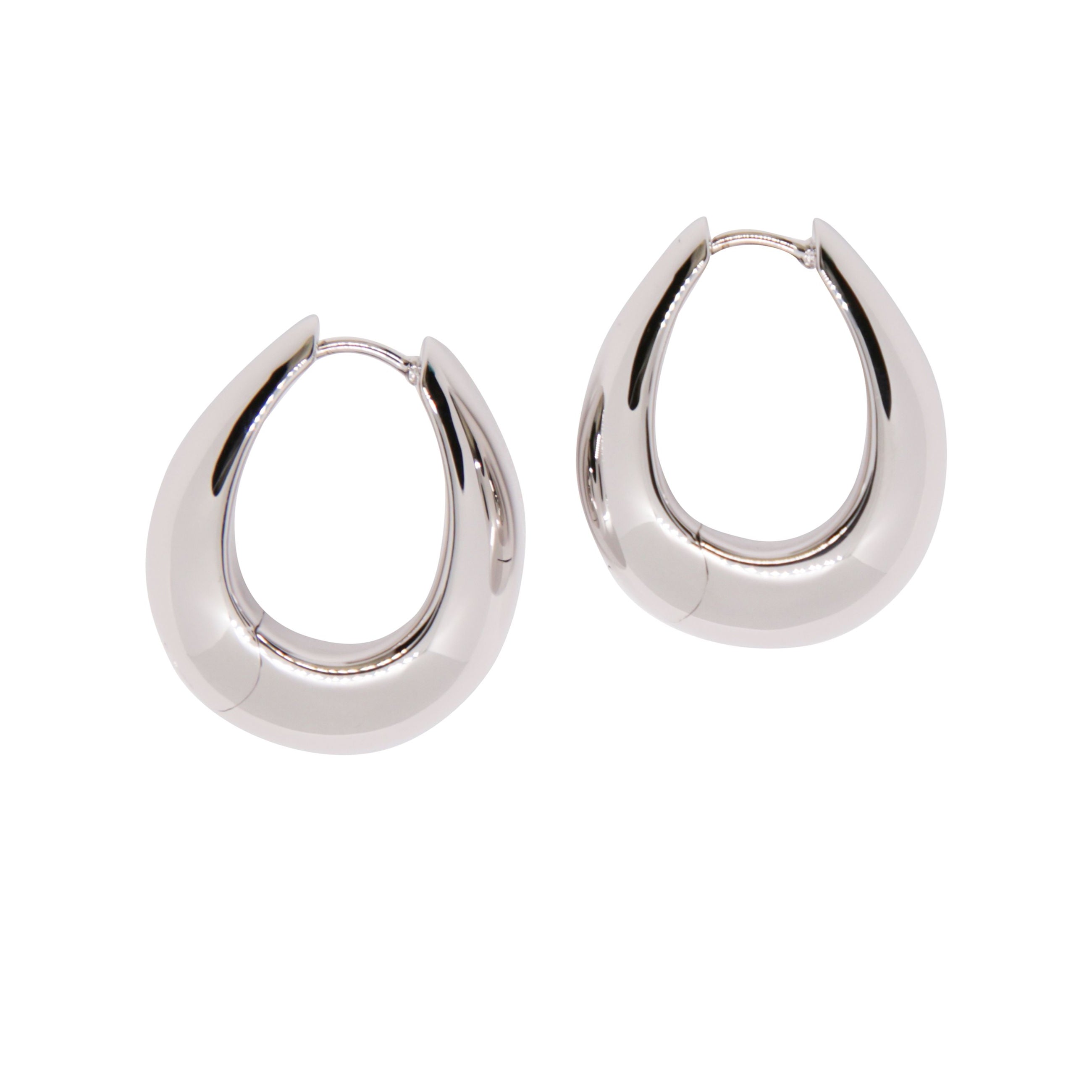 Un paio di orecchini a cerchio audaci e moderni.