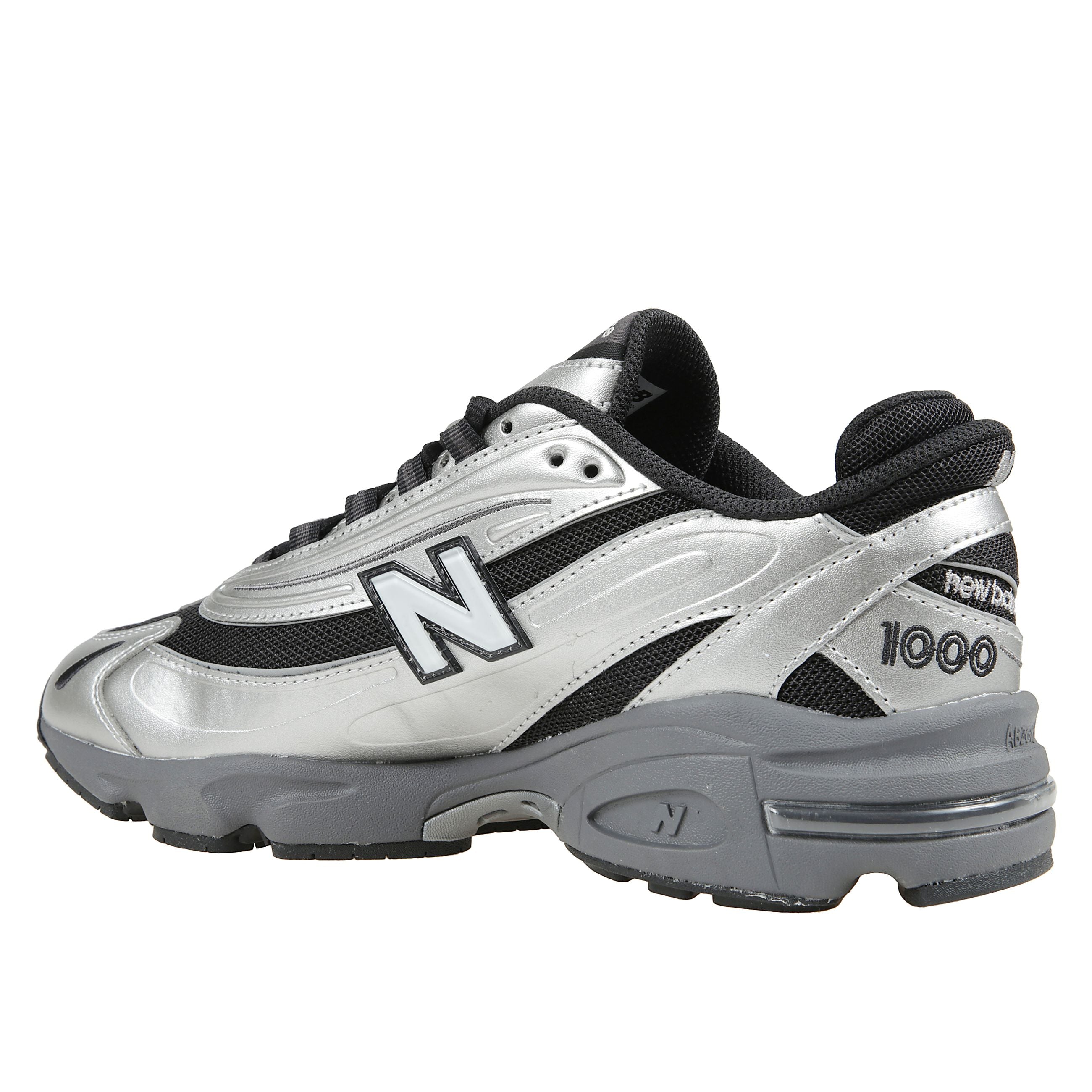 Sneakers stringate fatte in tessuto con fondo in gomma.