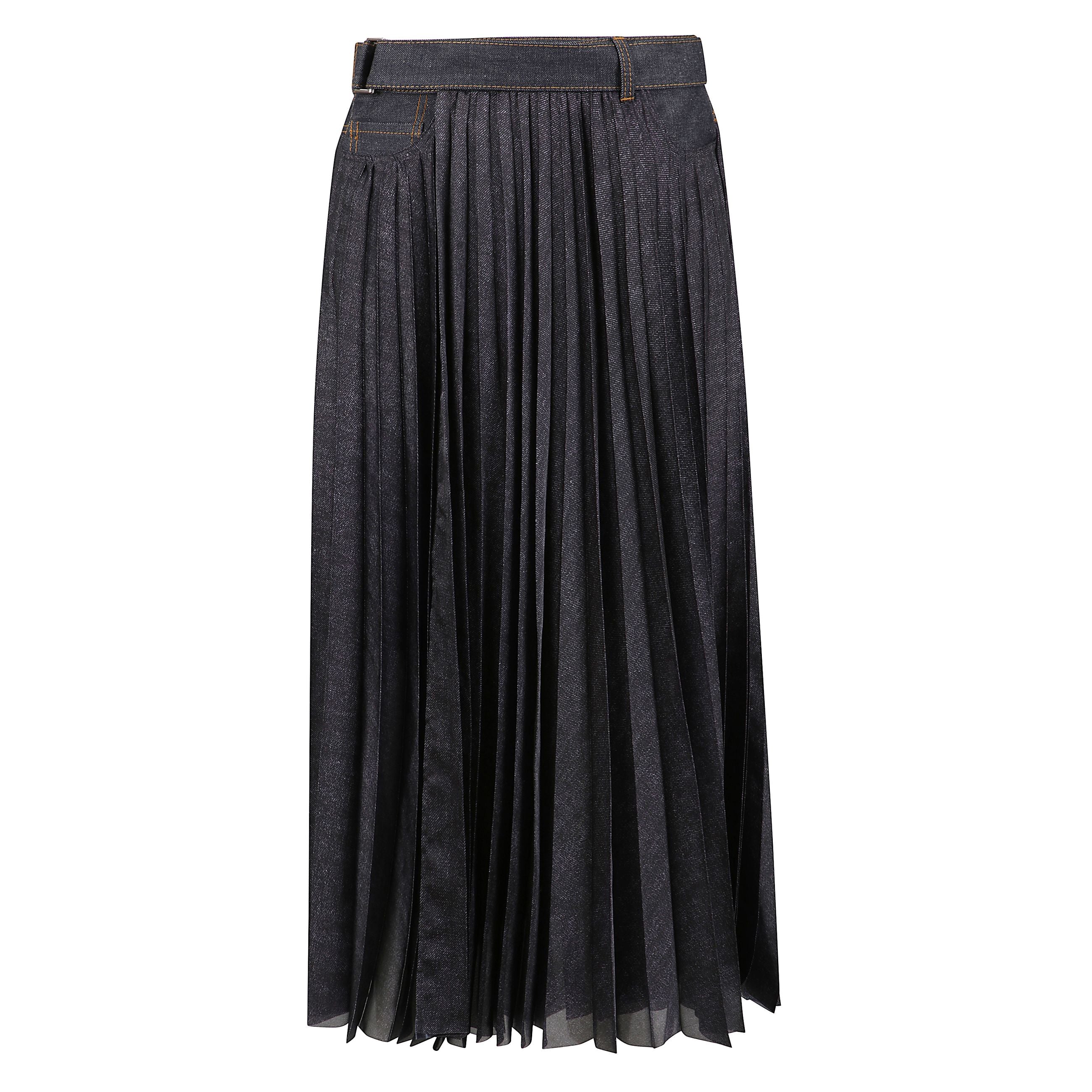 Gonna plissettata di sacai in denim con passanti per cintura, cintura in vita regolabile e rimovibile, design cinque tasche e chiusura con zip nascosta e bottone.