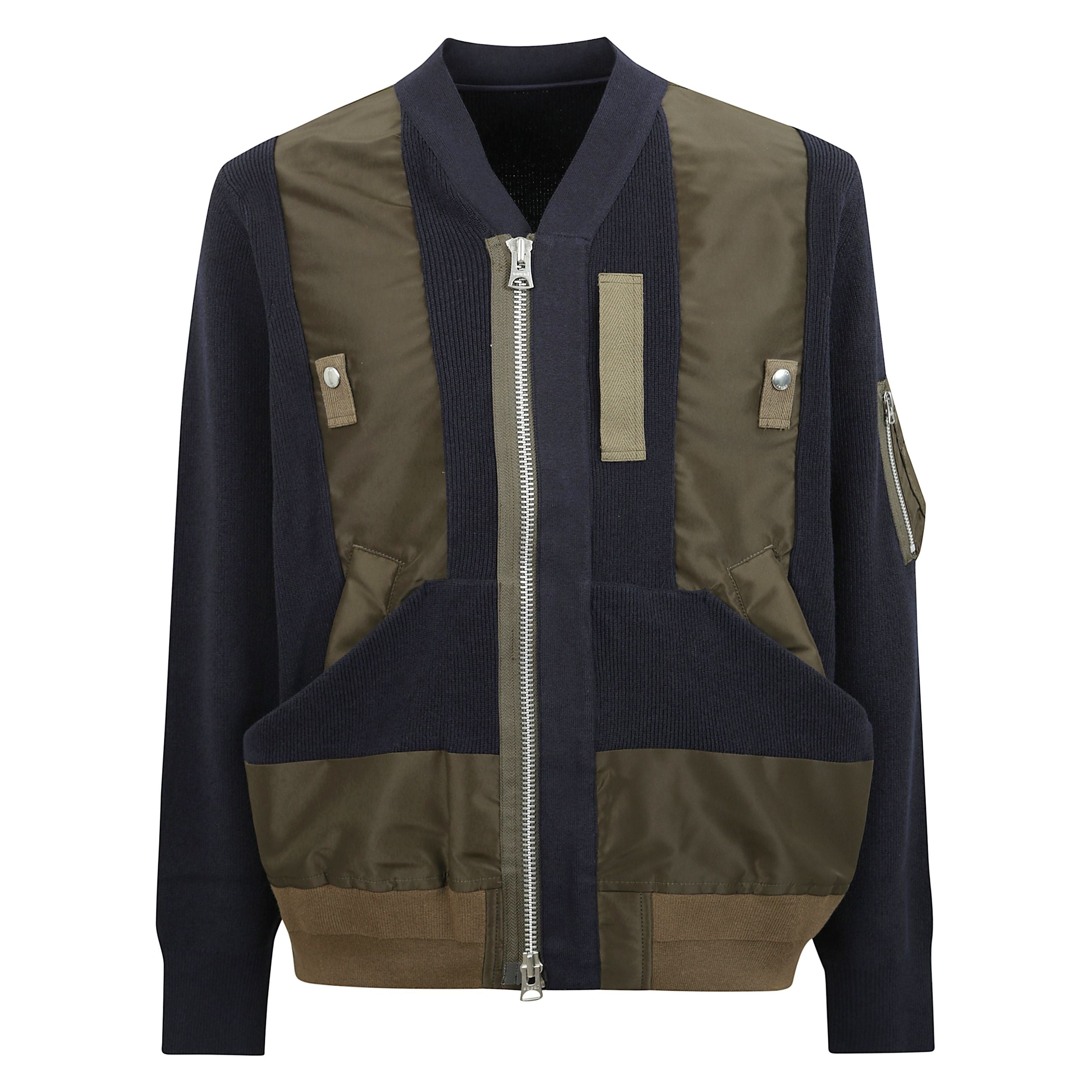 Giacca con tessuto a costine verticali ed inserti in tessuto tecnico lucido. chiusura frontale con zip in posizione asimmetrica. orli e polsini a costine. grande tasca frontale stile marsupio, due tasche frontali a filetto e una tasca sulla manica con ch